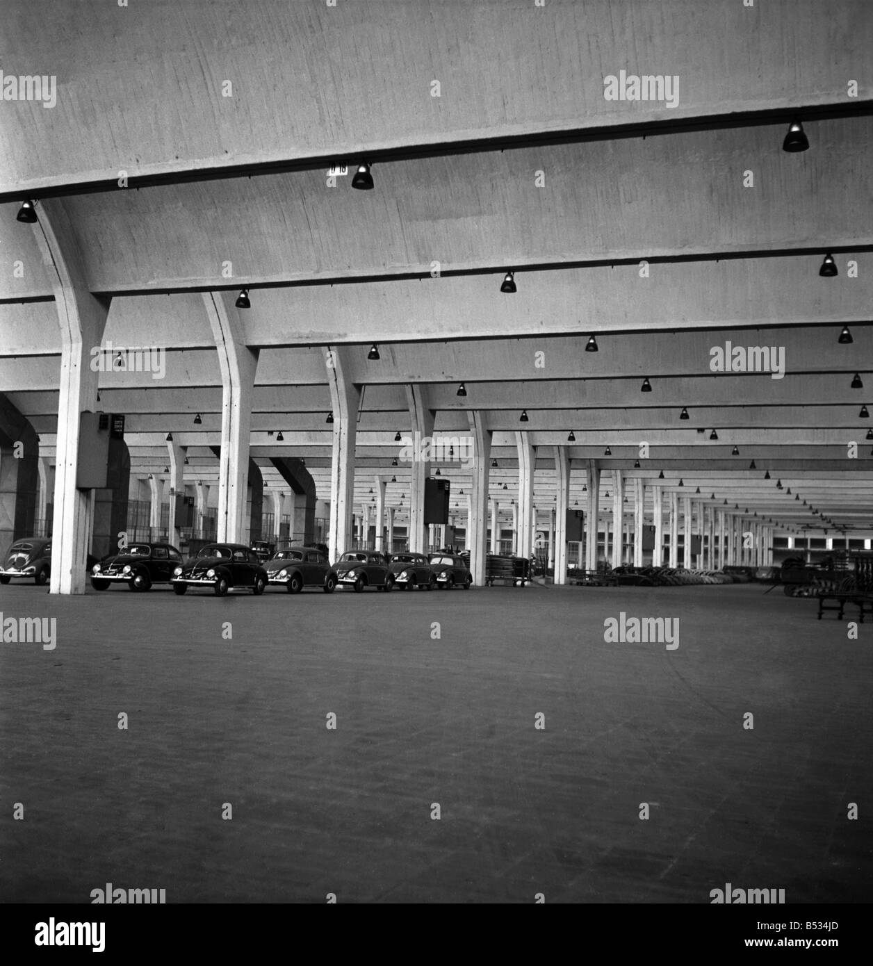 Allgemeine Ansichten der Produktionslinie bei der Volkswagen Fabrik zur Herstellung von Beatle Autos in Deutschland. Dezember 1952 C6101-012 Stockfoto