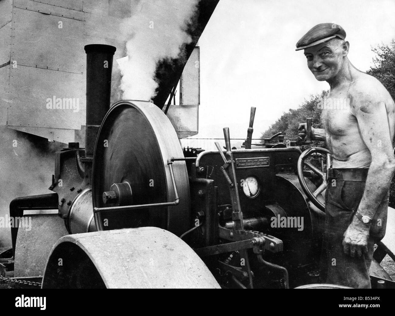 Fahrer Gerald Shortt und seine Dampfwalze bei Beamish Open Air Museum Stockfoto