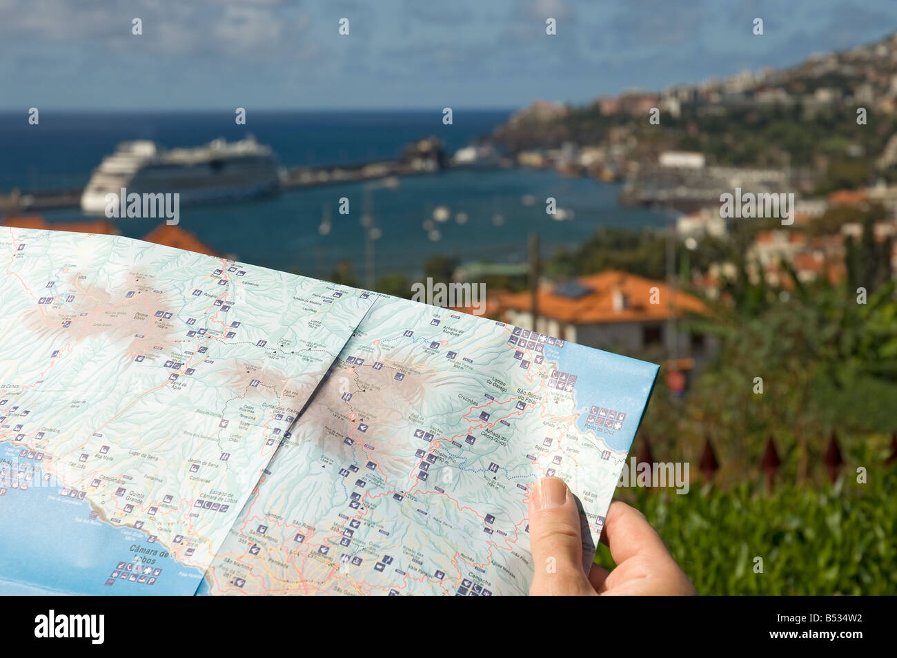 Nahaufnahme des Menschen mit Blick auf die Karte mit Funchal Harbour im Hintergrund Madeira Portugal EU Europa Stockfoto