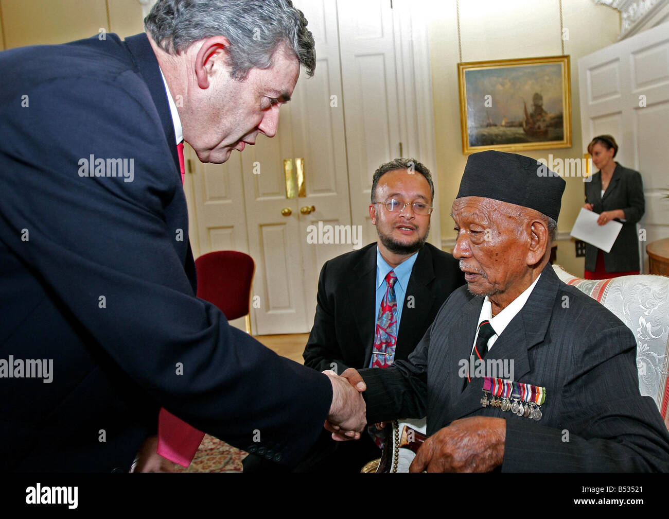Gurkha Tul Bahadur Pun strahlt mit Stolz, als er Premierminister Gordon Brown, der ihm mitteilt trifft, er ist ein sehr mutiger Juli 2007 die gebrechliche 84-jähriger brachte in England letzte Woche durch den Spiegel nach unserer Kampagne ein Verbot ihn betreten Großbritannien umgekehrt half in No10 im Rollstuhl bald nach seiner Flucht in Heathrow gelandet PM s Helfer erzählt dem Spiegel wollte er den Victoria-Kreuz-Halter treffen Stockfoto