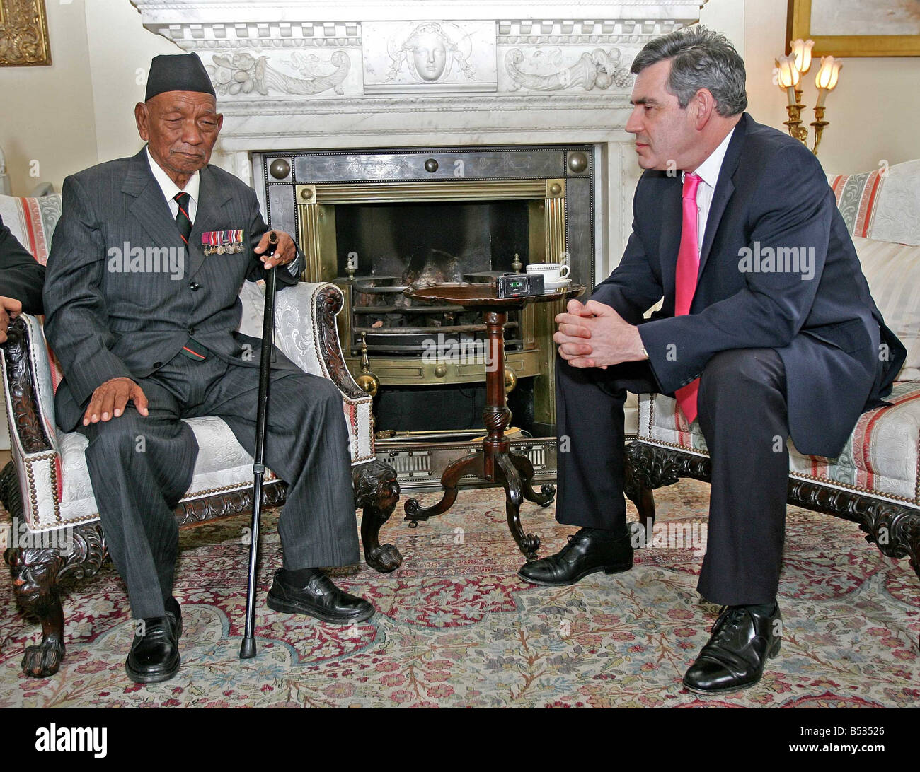 Gurkha Tul Bahadur Pun strahlt mit Stolz, als er Premierminister Gordon Brown, der ihm mitteilt trifft, er ist ein sehr mutiger Juli 2007 die gebrechliche 84-jähriger brachte in England letzte Woche durch den Spiegel nach unserer Kampagne ein Verbot ihn betreten Großbritannien umgekehrt half in No10 im Rollstuhl bald nach seiner Flucht in Heathrow gelandet PM s Helfer erzählt dem Spiegel wollte er den Victoria-Kreuz-Halter treffen Stockfoto