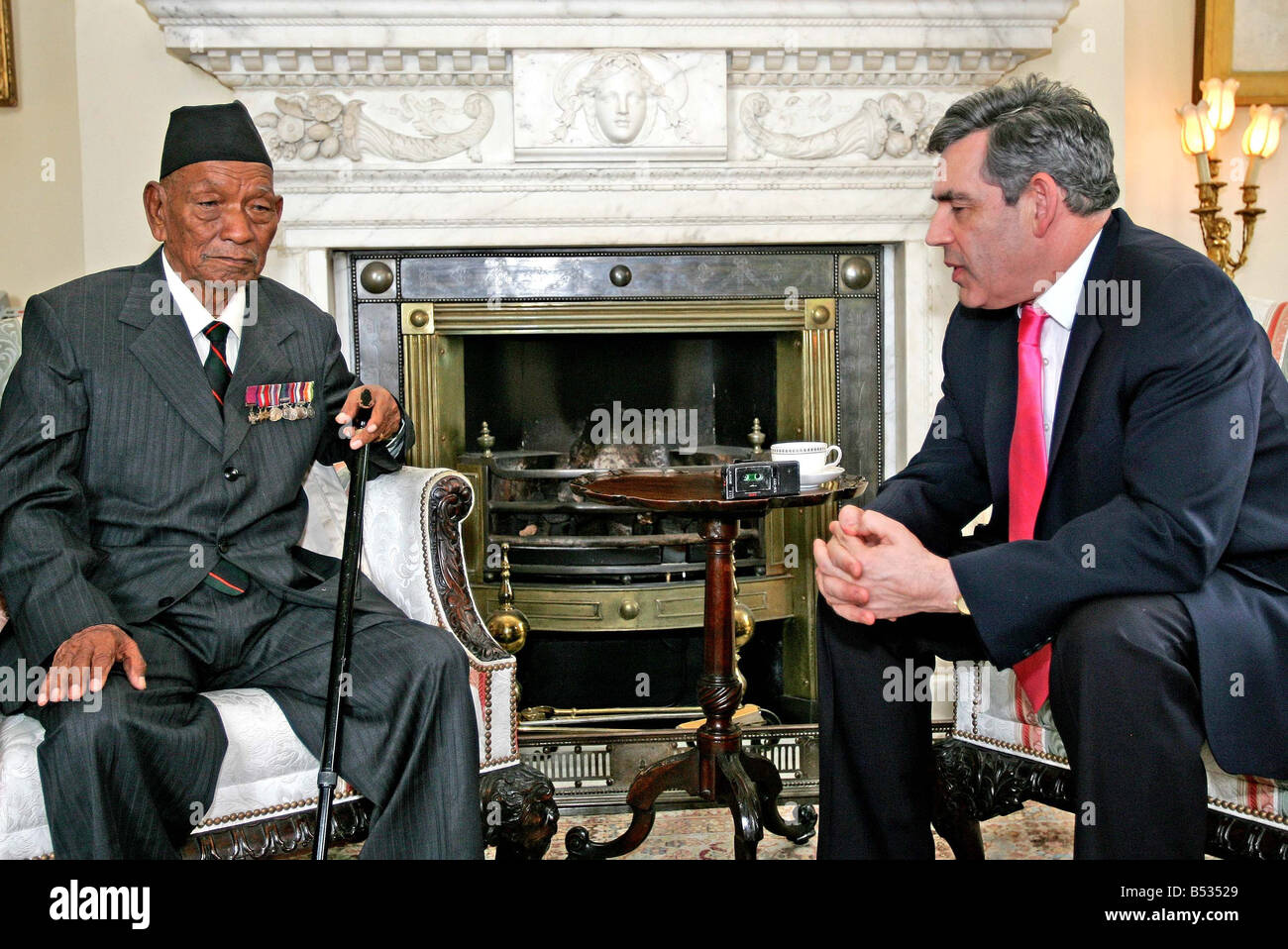 Gurkha Tul Bahadur Pun strahlt mit Stolz, als er Premierminister Gordon Brown, der ihm mitteilt trifft, er ist ein sehr mutiger Juli 2007 die gebrechliche 84-jähriger brachte in England letzte Woche durch den Spiegel nach unserer Kampagne ein Verbot ihn betreten Großbritannien umgekehrt half in No10 im Rollstuhl bald nach seiner Flucht in Heathrow gelandet PM s Helfer erzählt dem Spiegel wollte er den Victoria-Kreuz-Halter treffen Stockfoto