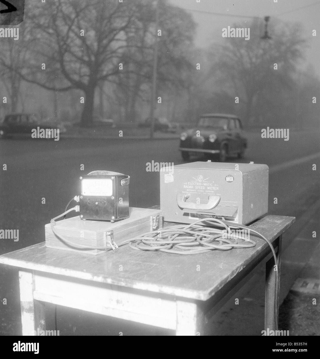 Radar Radarfallen wurden betrieben werden von der Metropolitan Police ab Januar 1958 Patrol Officer John Ley betreibt die Radar-Speedmeter auf Chelsea Embankment Kamera-Ausrüstung der 1950er Jahre Stockfoto