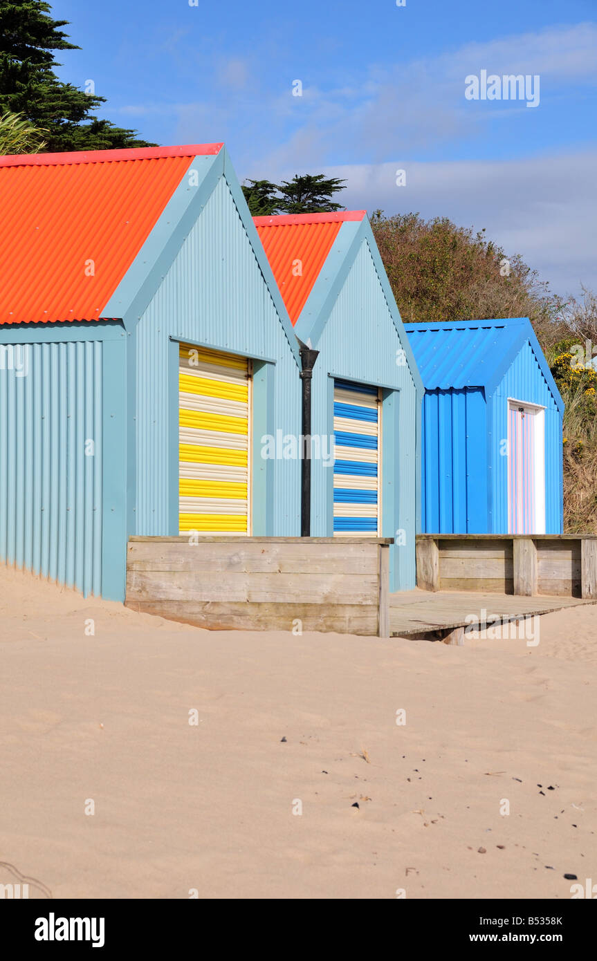 Bunte Strandhäuschen auf Morfa Gors Strand Abersoch Llyn Halbinsel Gwynedd Wales Stockfoto