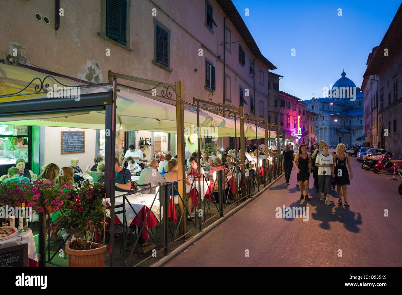 Restaurant in der Nacht auf der Via Santa Maria zum Duomo und der Piazza dei Miracoli, Pisa, Toskana, Italien Stockfoto