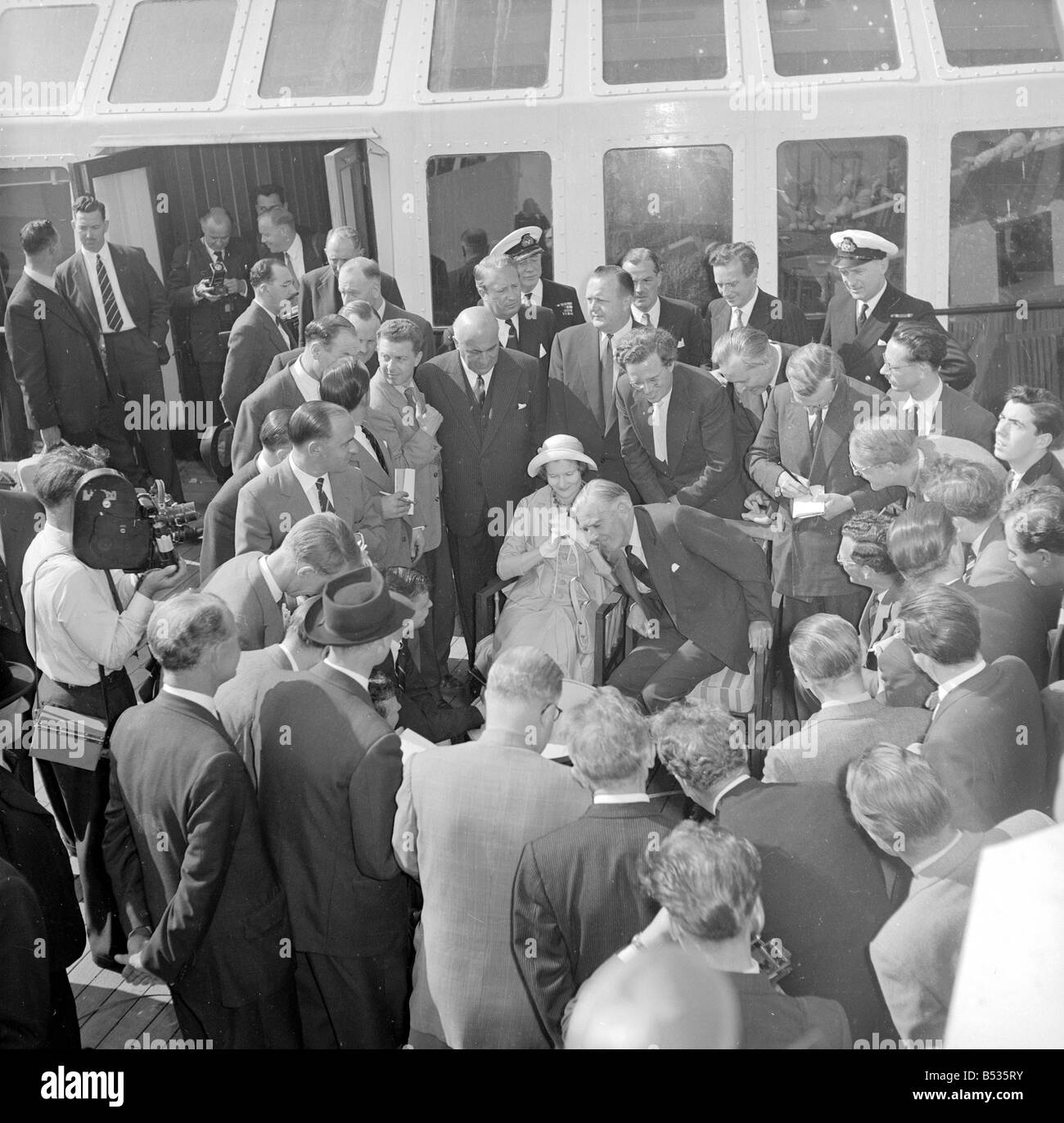 Sir Anthony Eden und Lady Eden kommen zurück in Liverpool an Bord der Empress of Britain nach ihrem Besuch in Neuseeland und C Stockfoto