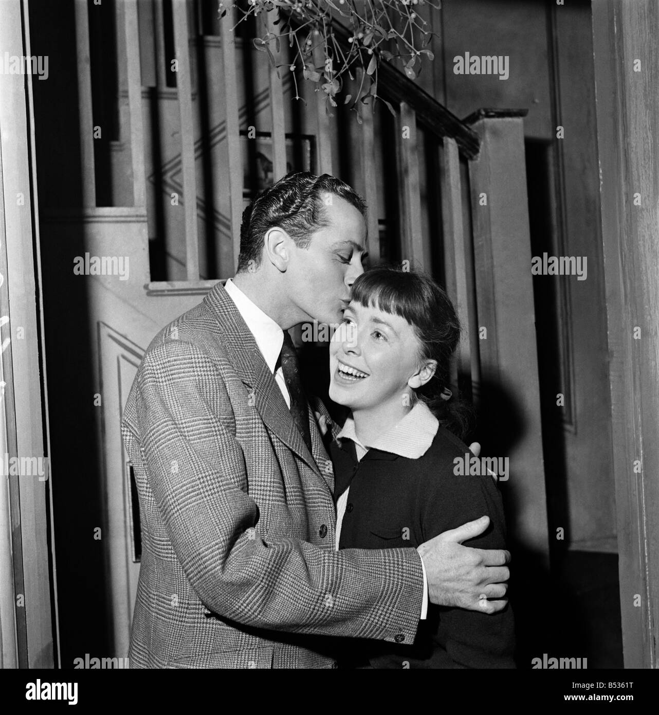 Mistel. Schauspieler Barry Sinclair und Sally Lewis hier in einer Szene aus dem Stück "Freundschaftlichen Beziehungen" zu sehen. Dezember 1952 C6400 Stockfoto