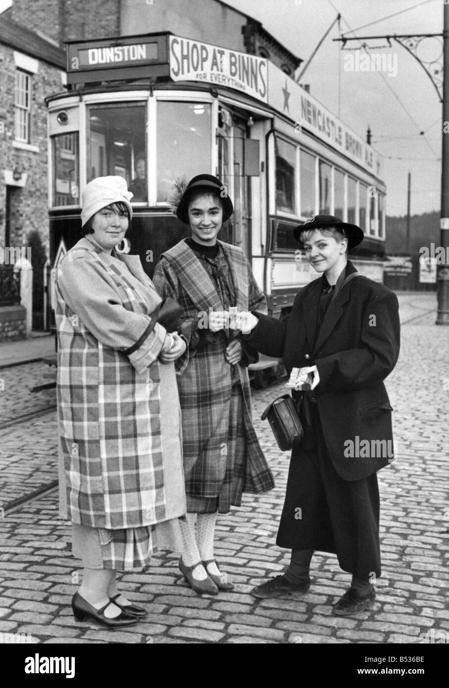 Studenten für den 1920ern Beamish Museum links nach rechts Sue Reddish aus York Sam Pickering von Leicester und Dirigentin Sian Phillips aus Birkenhead gekleidet Stockfoto