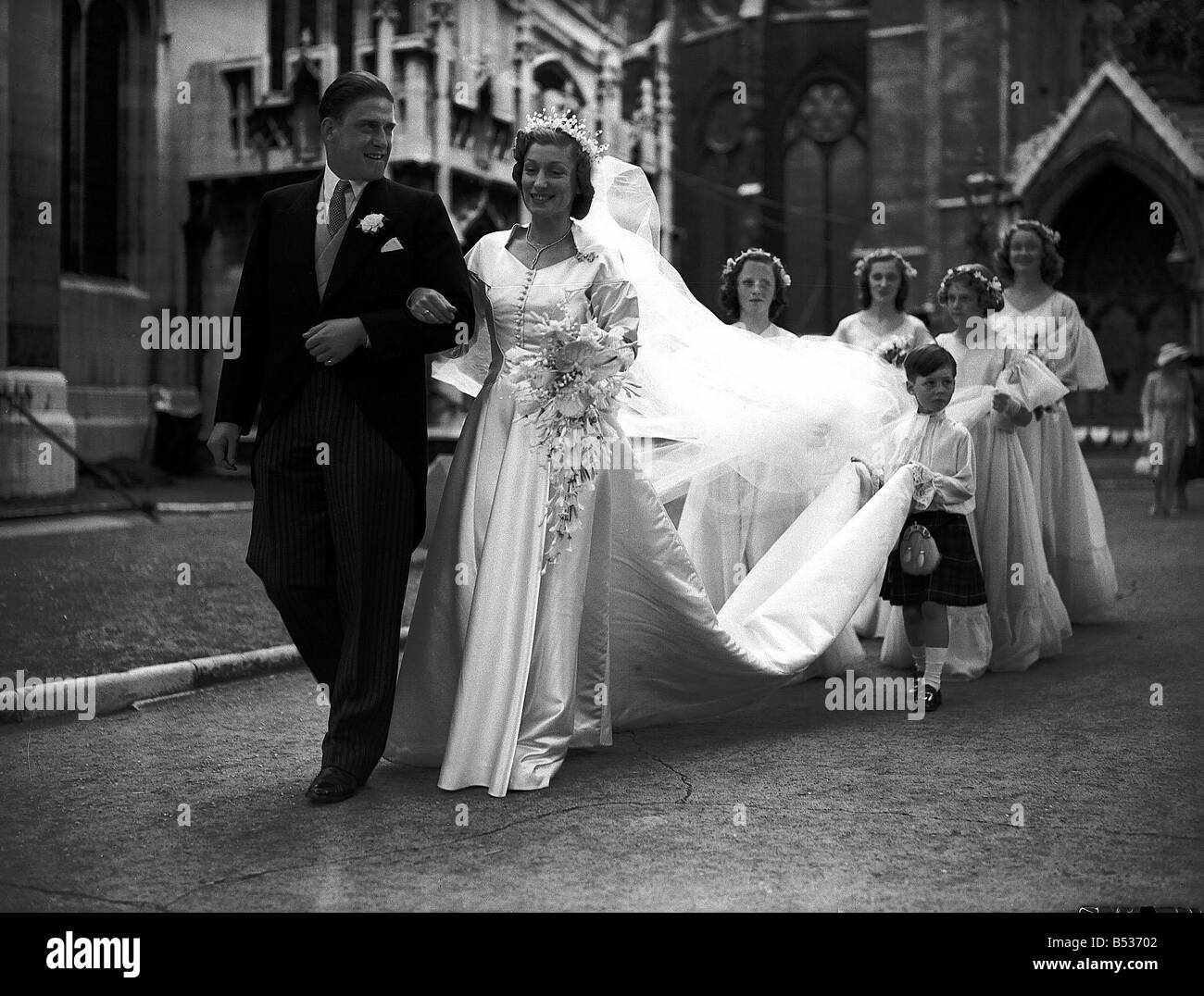 Die Hochzeit von Gerald Lascelles und Angela Dowding 1952 der Herzog von Edinburgh und Prinzessin Margaret teilnahmen Stockfoto