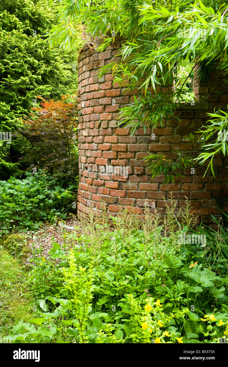 Backstein Torheit gebaut in einem Garten Stockfoto
