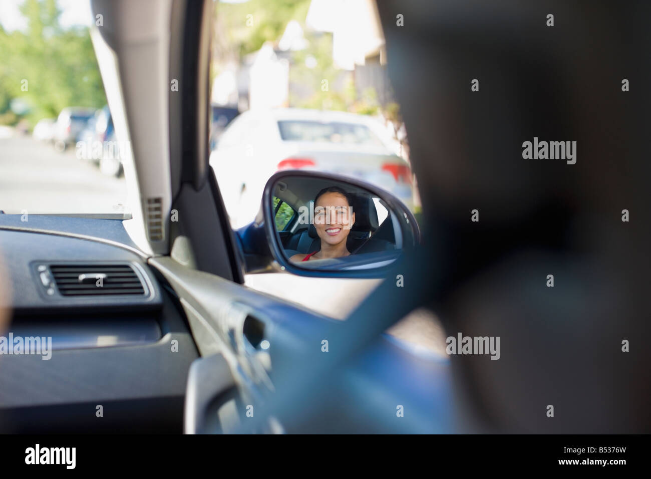 Bild der Hispanic Frau im Seitenspiegel des Fahrzeugs Stockfoto