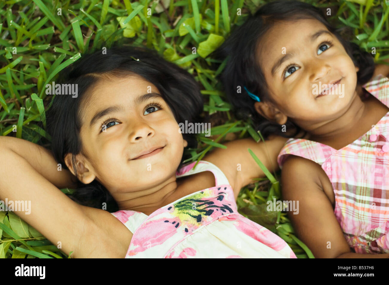 Indische Mädchen Verlegung in Rasen Stockfoto