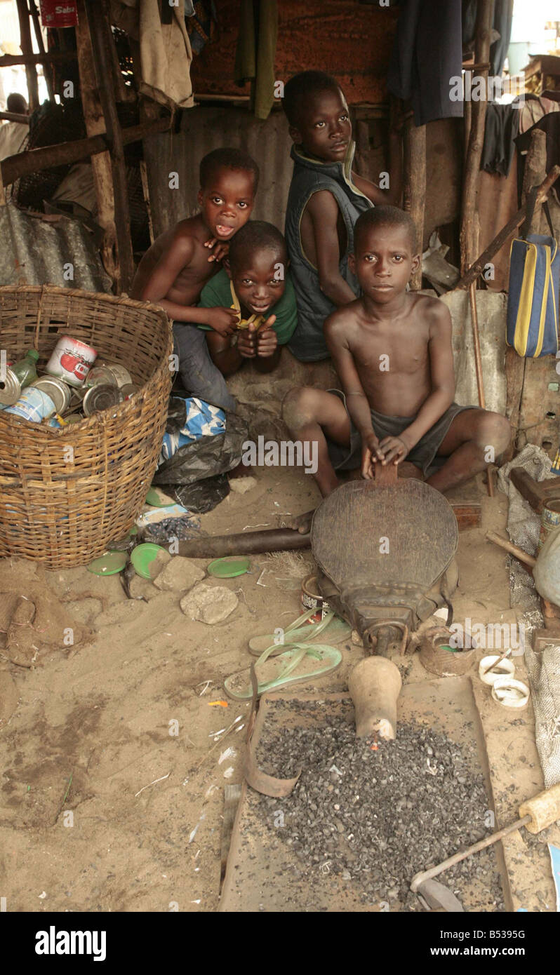 Kindersklaven in Benin Westafrika Februar 2007 Arbeitsmarkt arbeiten in Benin Westafrika kleine Kinder arbeiten in der Schmiede in Dan Tokpa Cotouno versteckt in einer Ecke dieses foul und weitläufige Markt jungen im Alter von fünf Mühe in der eiternden Hitze Weg, bevor Sie die Gesichter dieser elende Kinder Sie den Klang ihrer Versklavung sehen hören, das Geschrei des schweren Blei auf Platten aus Metall Barefoot Hämmer, und zerlumpten Kinder diese Jugendlichen wurden verkauft für nur 10 von ihren Eltern zu Kind Menschenhändler verkaufen, die sie auf, um ohne Bezahlung und ohne Hoffnung in Sweatshops Mamoutche erniedrigend eine Angst zu arbeiten Stockfoto