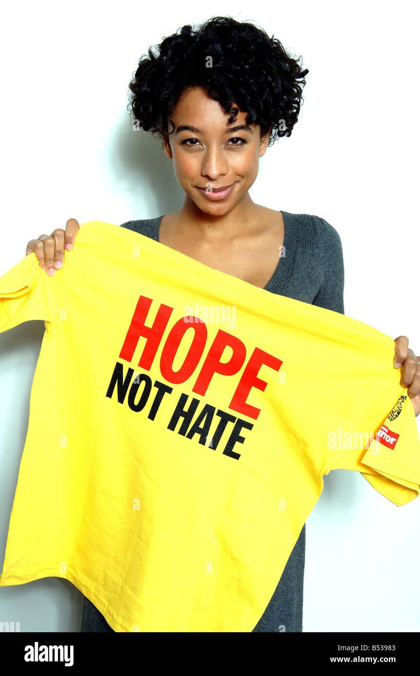 Sängerin Corinne Bailey Rae mit dem Daily Mirror s Hope nicht hassen T Shirts Corinne ihre Unterstützung für unsere Anti zeigt Rassismus-Kampagne Stockfoto