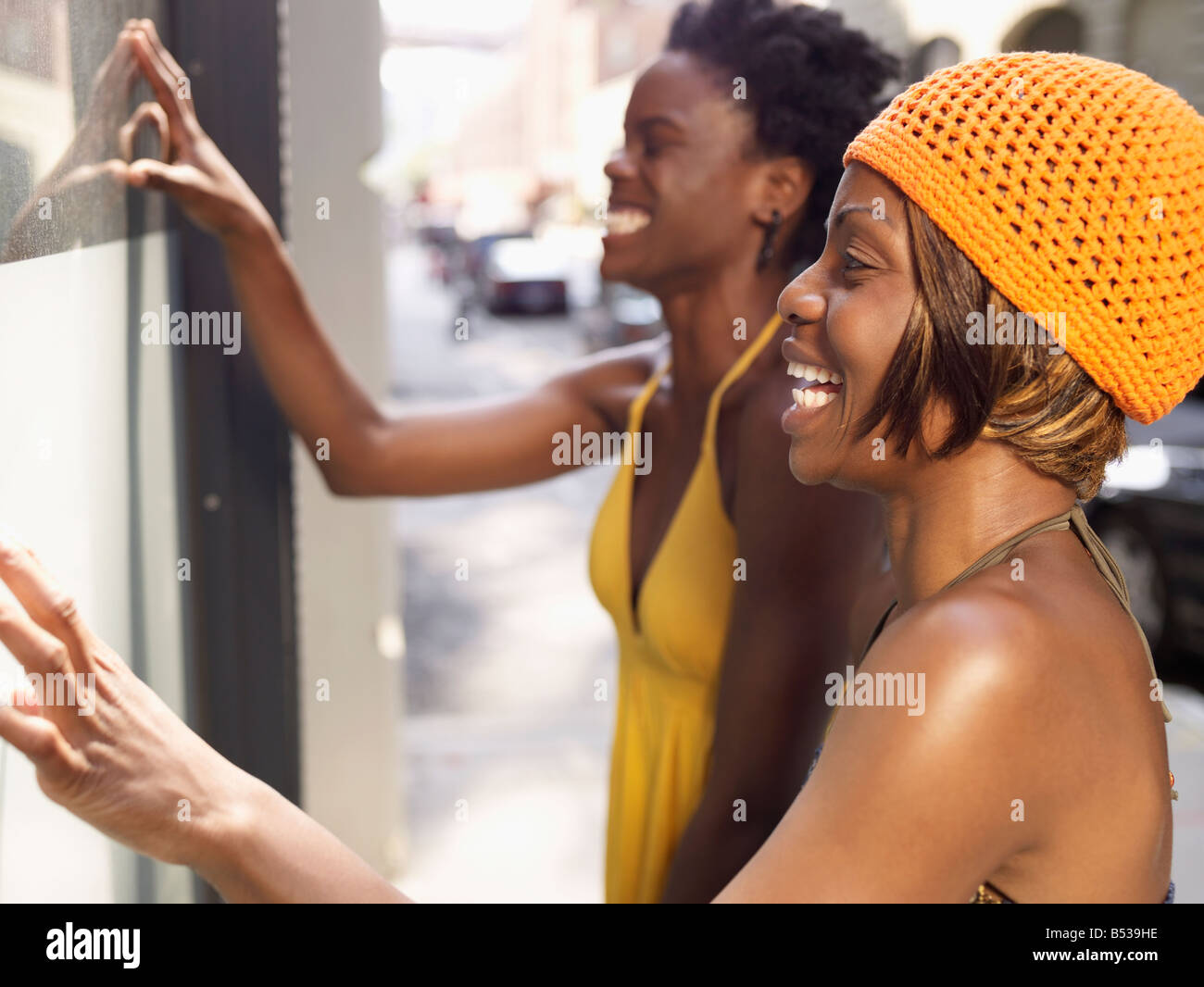 Lächelnd, afrikanischen Freunden Schaufensterbummel Stockfoto