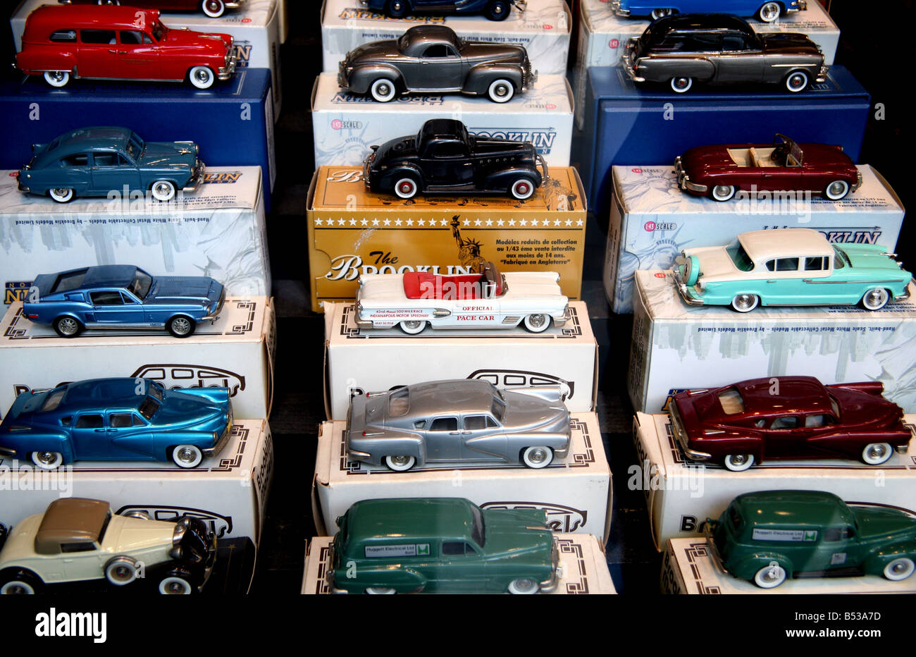 Modelle der klassischen amerikanischen Autos in London Schaufenster Stockfoto