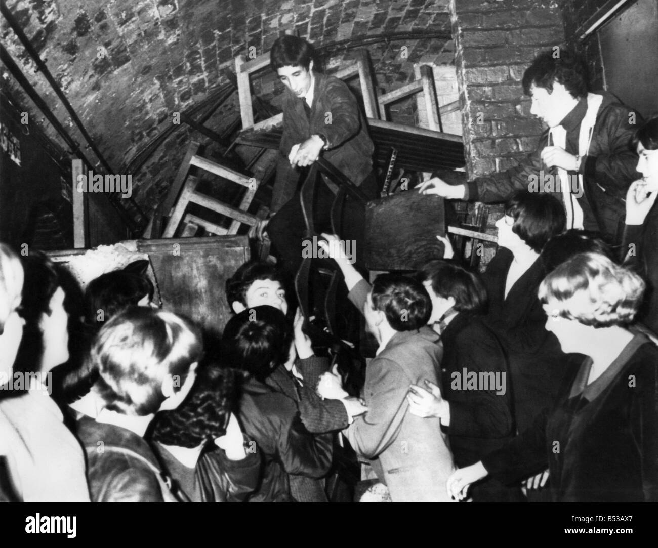 Szene in der berühmten Cavern Club in Matthew Street, Liverpool. ; Tische und Stühle zerstört; Februar 1965; P018471 Stockfoto