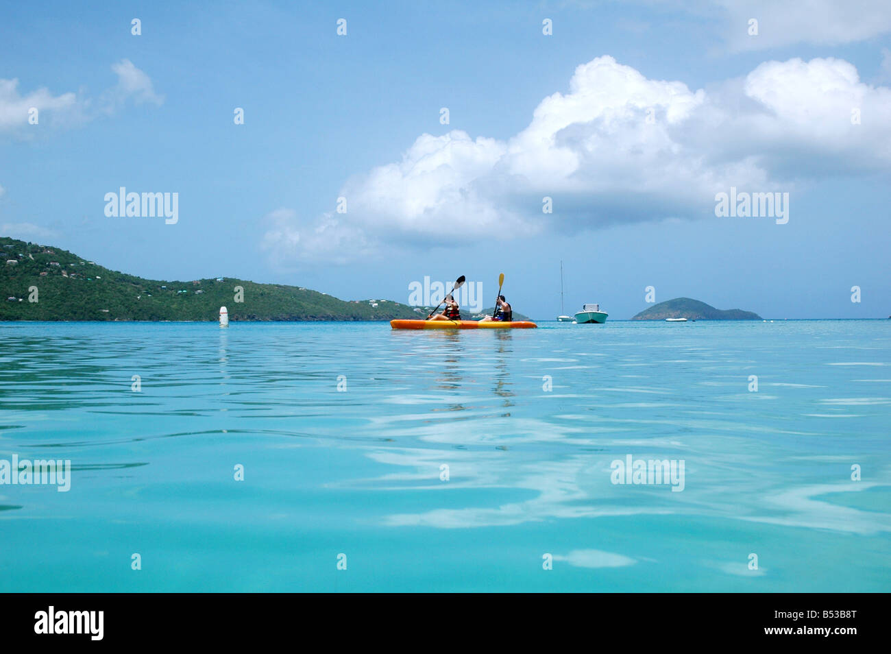 Touristen-paar Kajak am Horizont auf Urlaub in der wunderschönen Karibik im Magen der Bucht St. thomas Stockfoto