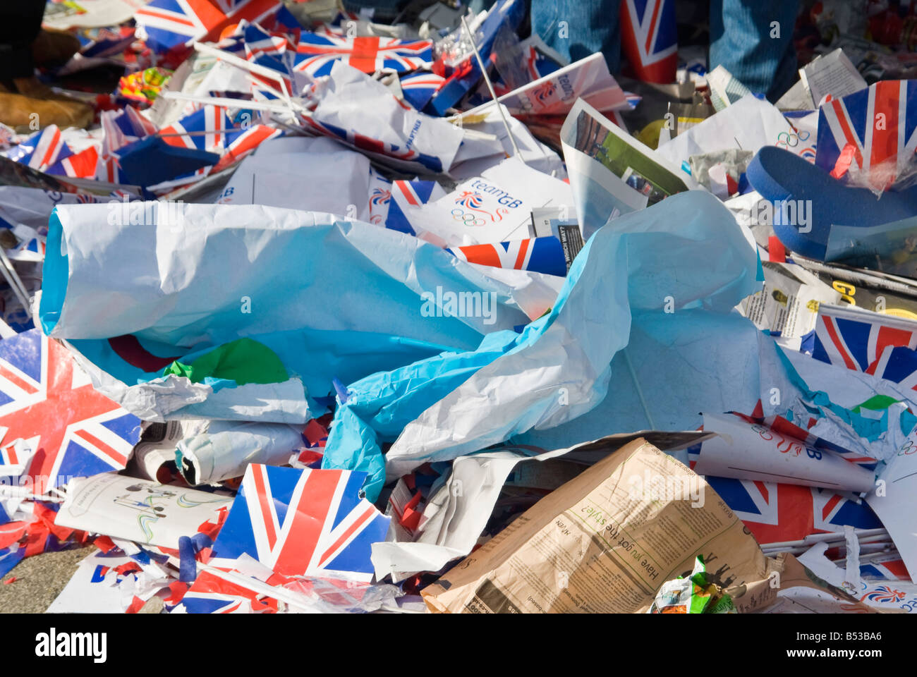 Horizontale Ansicht von Pfählen des Union Jack Fahnen links für Müll nach einer Feier im Zentrum von London. Stockfoto