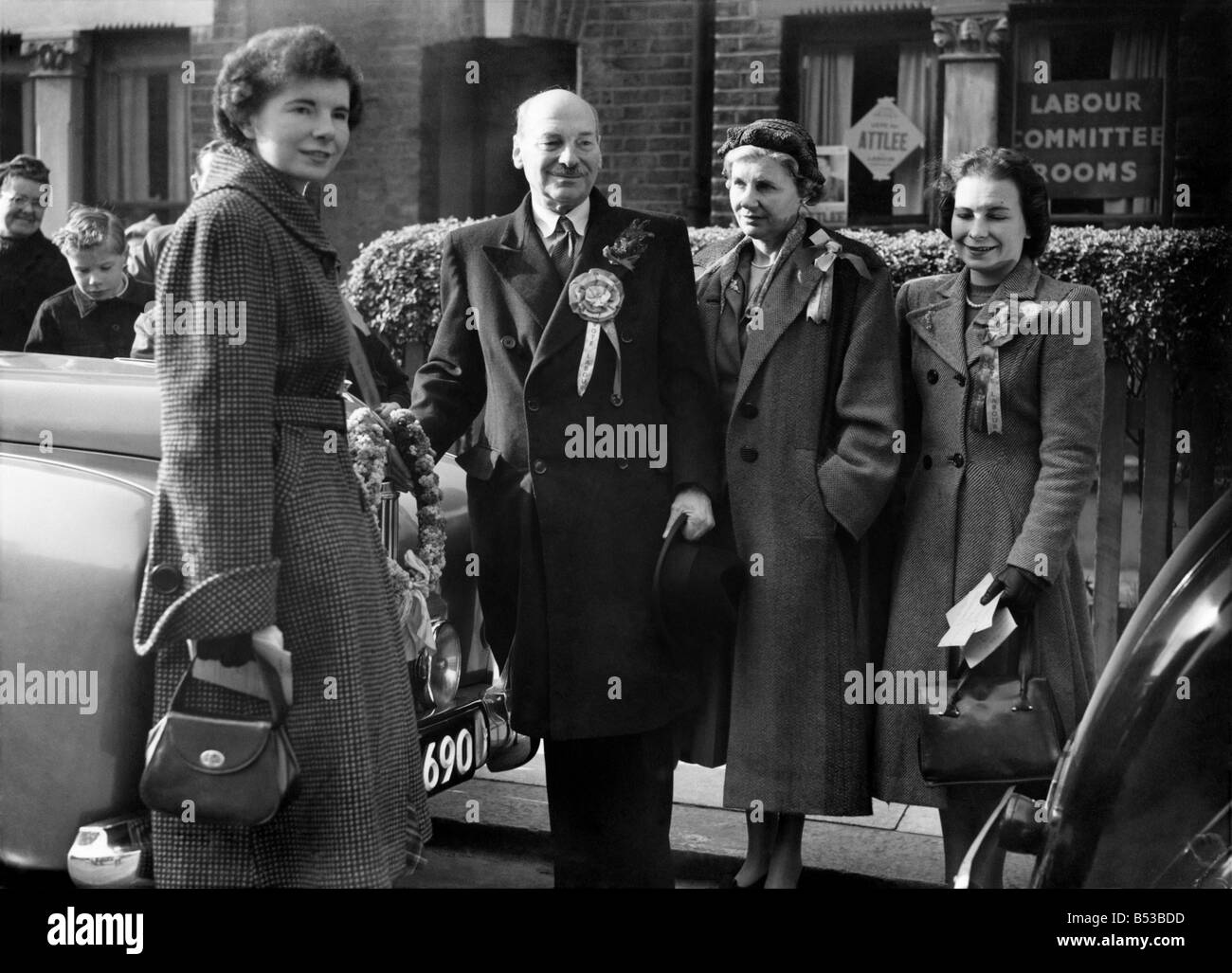 Herr und Frau Clement Attlee und seine Töchter waren am frühen Morgen in einem Last-Minute-Round-Up von Herr Attlee Wahlkreis. Berichte aus der Wahlkabine Beamten erklärte, dass von einer frühen Stunde ab "Geschäft wirklich rege" gab und alles deutet darauf hin, die letztes Jahr 84 % stimmen würde geschlagen werden. Oktober 1951 P018706 Stockfoto