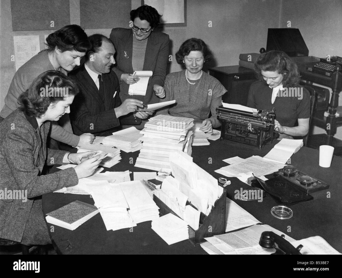 Wahl 1950. Mr Leonard Smith, Chief Election Agent im Hauptquartier der Liberalen Partei, fotografiert mit seiner Mitarbeiter im Sekretariat. ; Februar 1950; P018718 Stockfoto