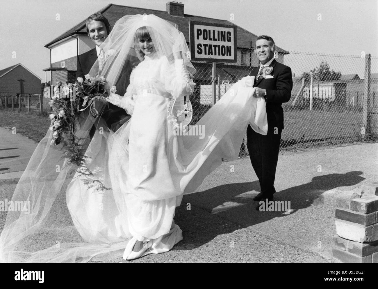 Allgemeinen Wahlen 1970: Marilyn Bath kommt zur Abstimmung nur nach der Heirat -. Neben ihr ist ihr Ehemann, John Hanna. Und tragen ihr Zug ist William Molloy, Labour-Kandidat für North Ealing, London. Marilyn, 27, heiratete John an der Marienkirche, Northolt. Dann ging das Paar um zu stimmen. Juni 1970 P018747 Stockfoto