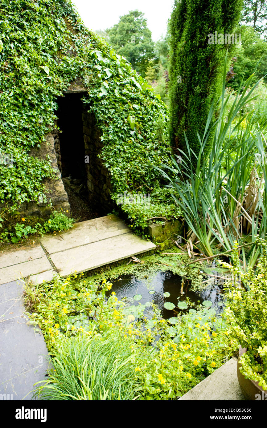 Pyramide Torheit in einem Garten mit einem kleinen Teich als ein Wasserspiel. Stockfoto