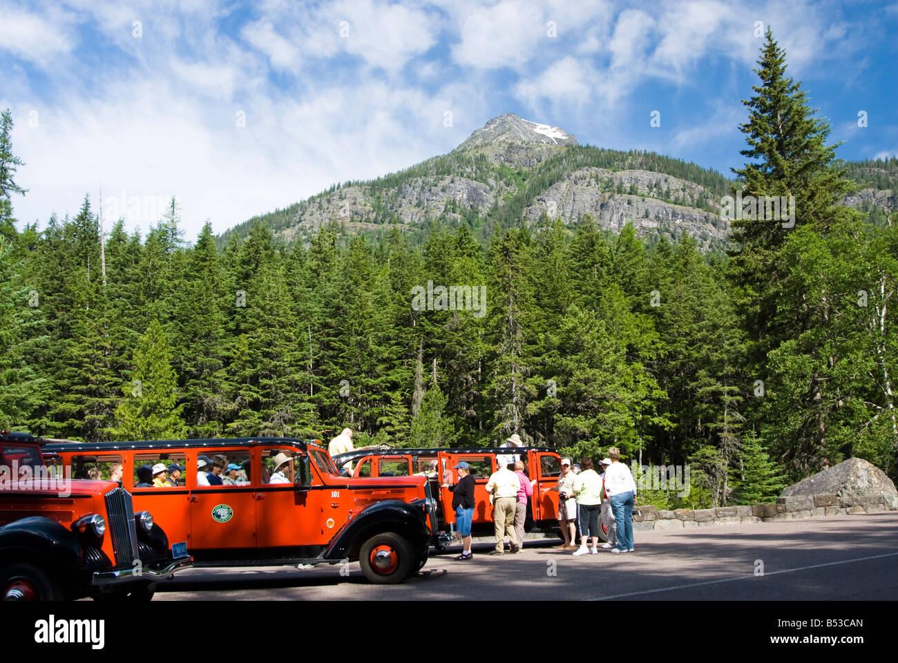 Propan angetrieben rote Tourbusse in Glacier Nationalpark Montana Stockfoto