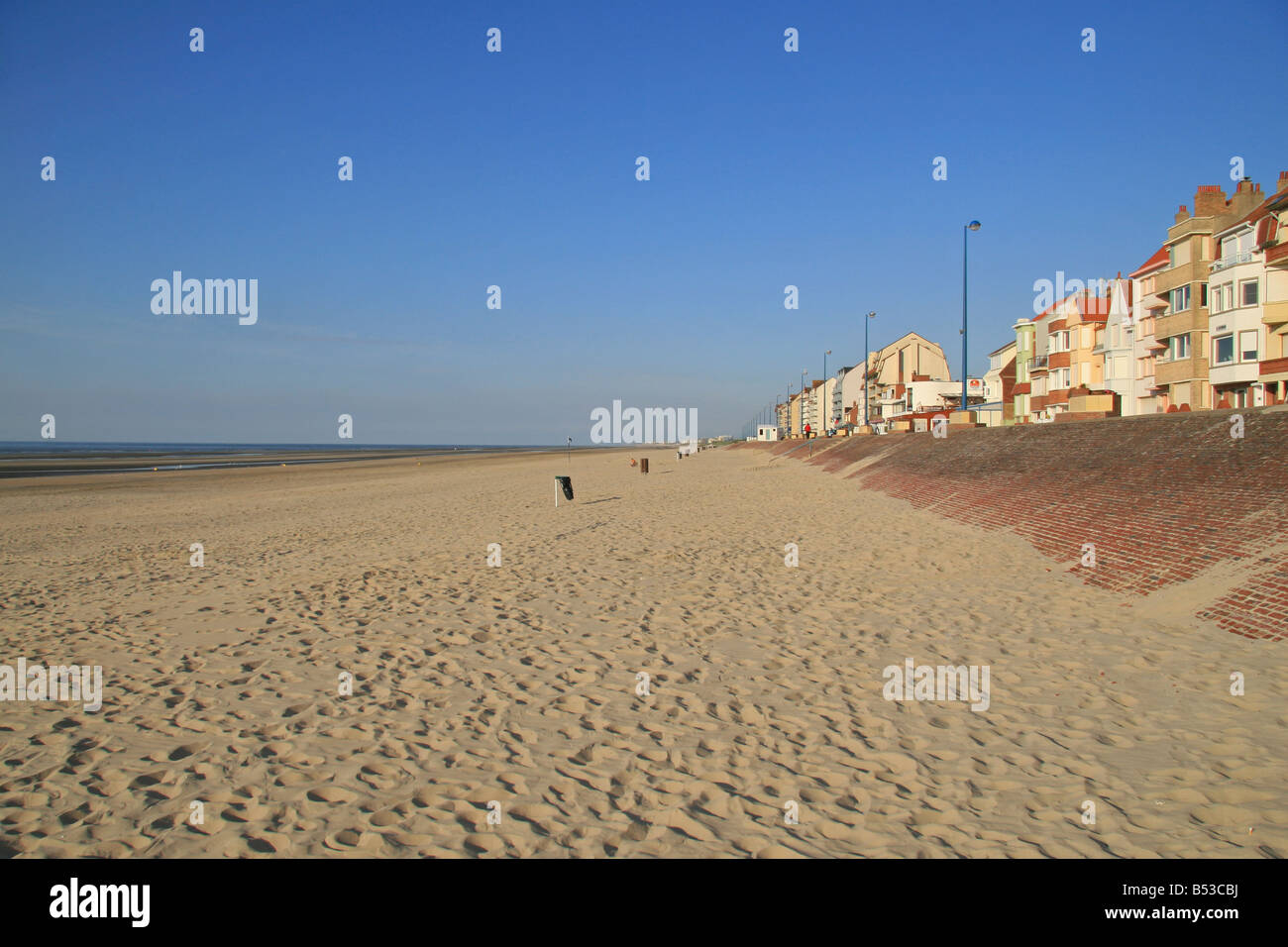 Die Ansicht Osten (in Richtung Belgien) entlang des Strandes in Dunkerque (Dünkirchen), Nord-Frankreich. Stockfoto