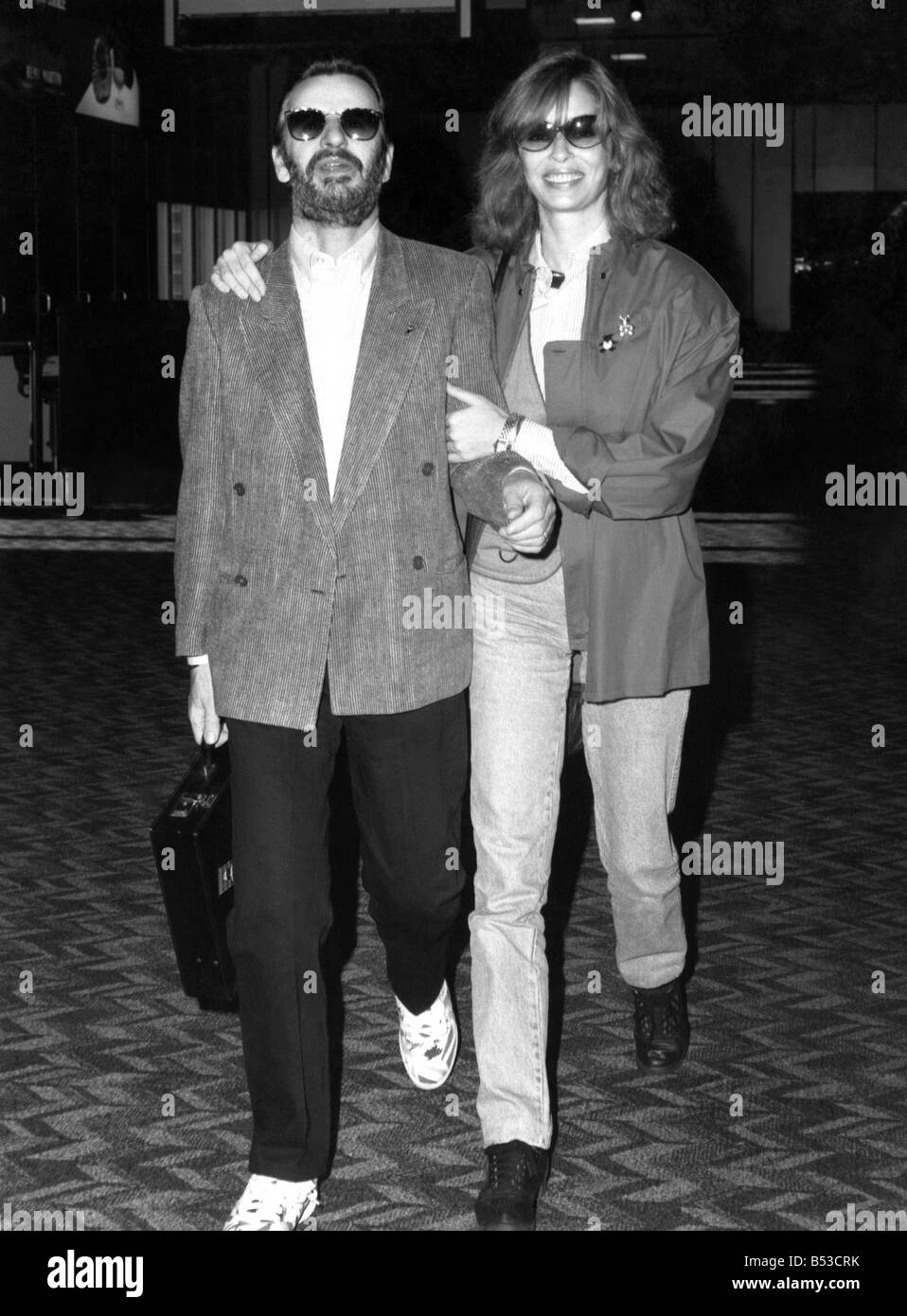 Ex-Beatle Ringo Starr und seine Frau Barbara Bach wurden verlassen Londoner Flughafen Heathrow gesichtet. (13.10.87). November 1987 Stockfoto