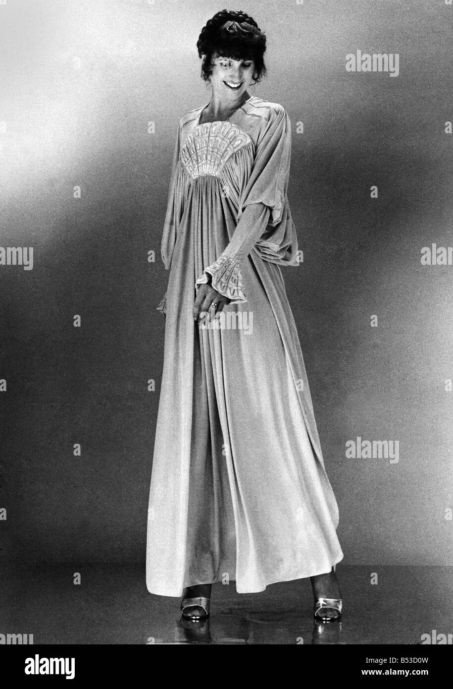 Täglicher Spiegel Moderedakteurin Lealey Ebbetts in Gibbs £500 1972 'Shell' Kleid hergestellt aus Buttermilch Trikot & Perlmutt. 1977 Stockfoto
