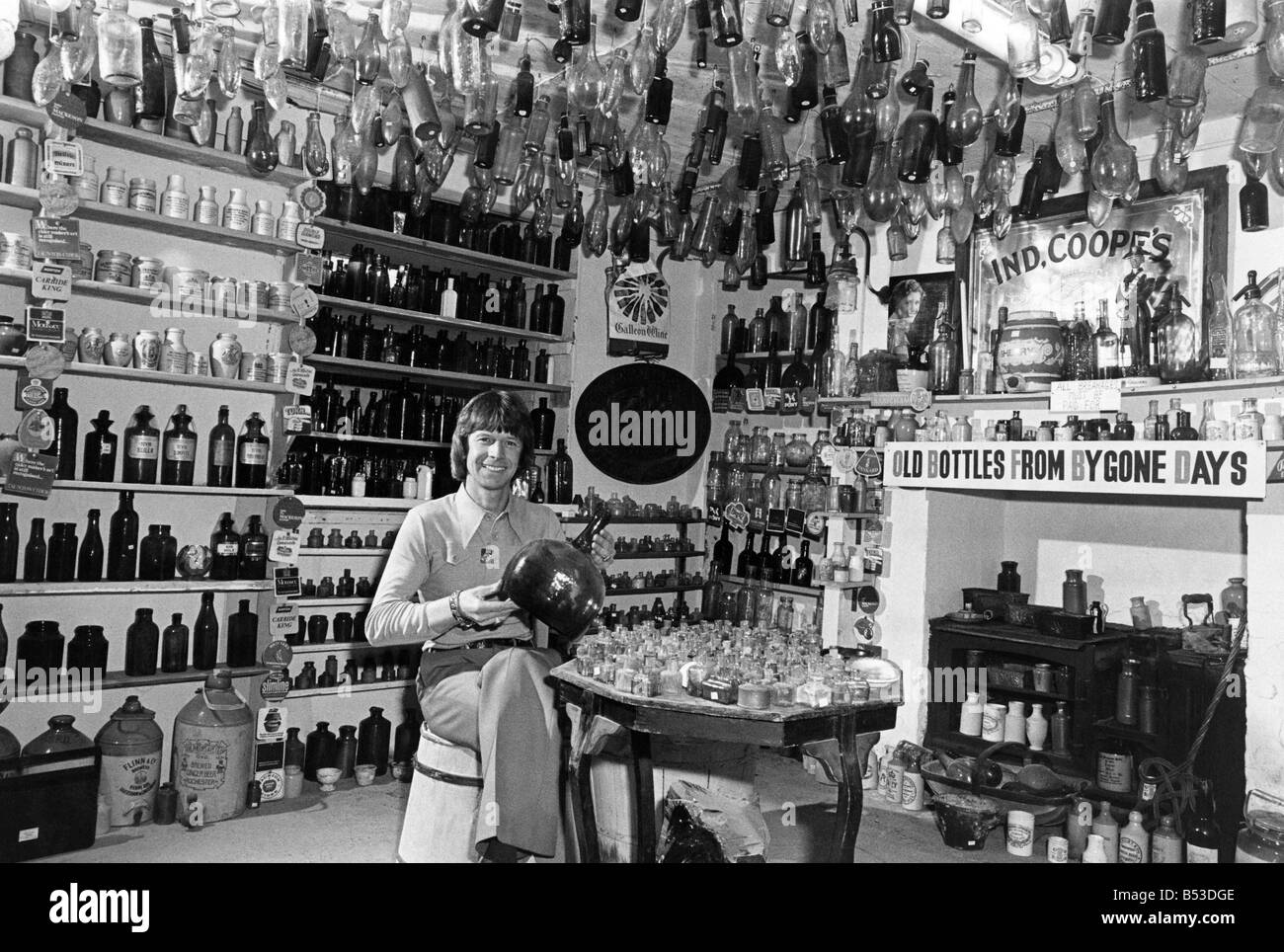 Geld in Leergut. Johnnie Condon mit einigen seiner fantastischen Flasche Sammlung. Oktober 1977 P017696 Stockfoto