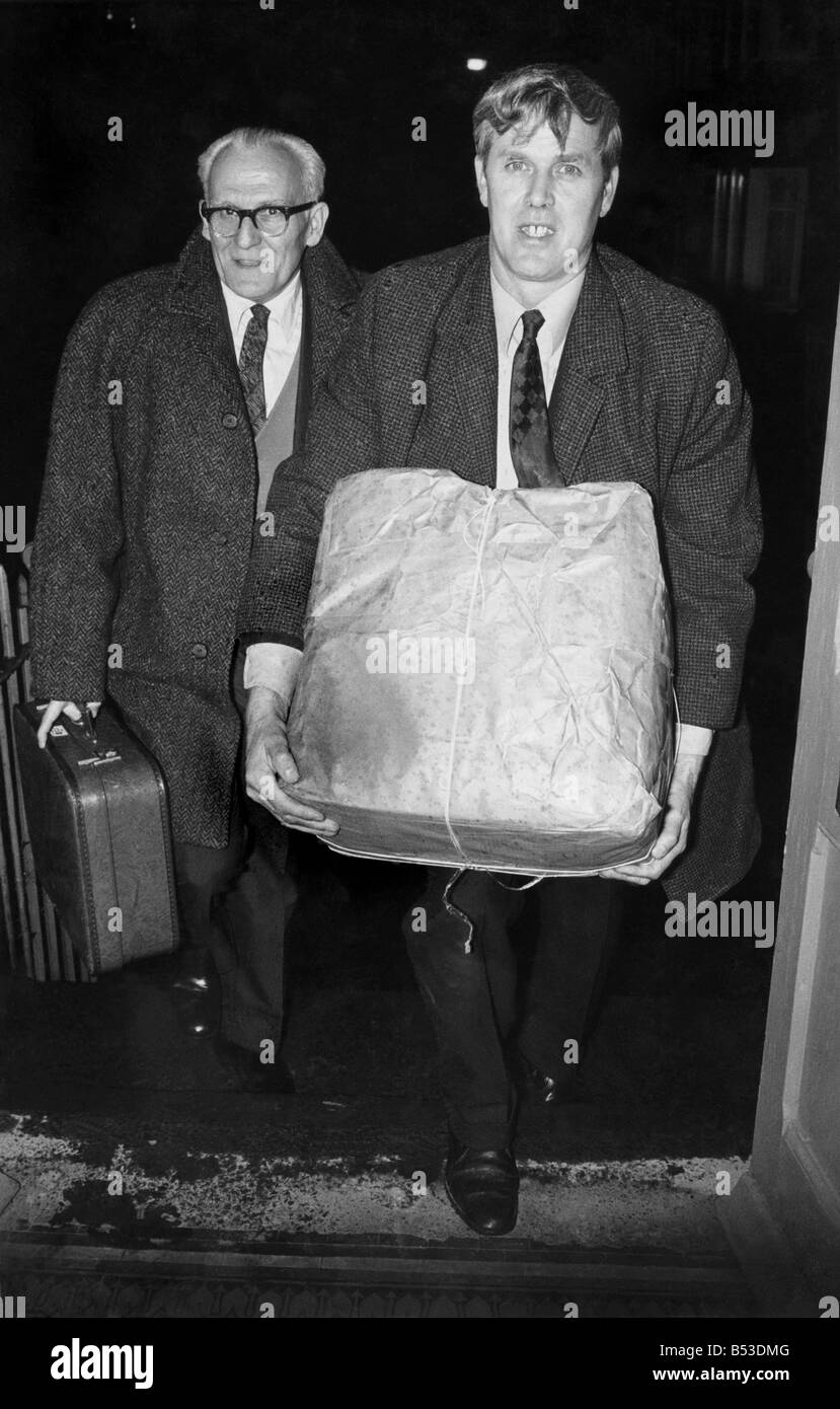 Junge Brownsword tragen ein Paket voller Stimmen von Norton Zeche Stoke-on-Trent kommt am Hauptsitz Wahlreform Verein im Altarraum St.; Februar 1974; P017756 Stockfoto