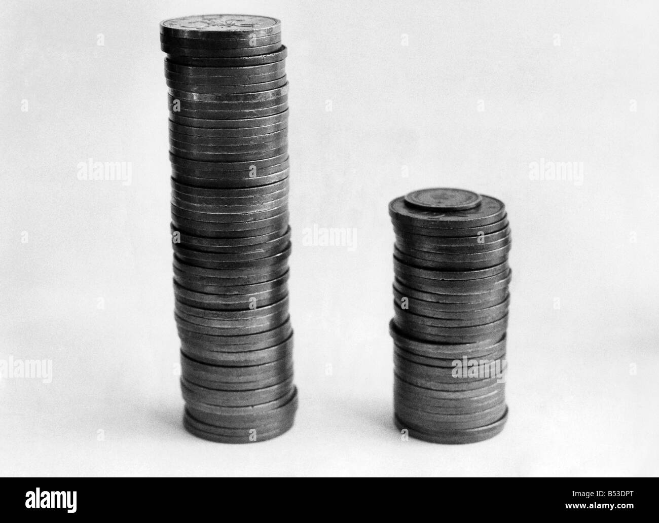 Das Pfund Wert hat heute einen neuen Tiefpunkt erreicht. Die Werte seit Dezember 1971 sind hier gezeigt mit 2P Münzen (und die ungerade 1 p und Stockfoto
