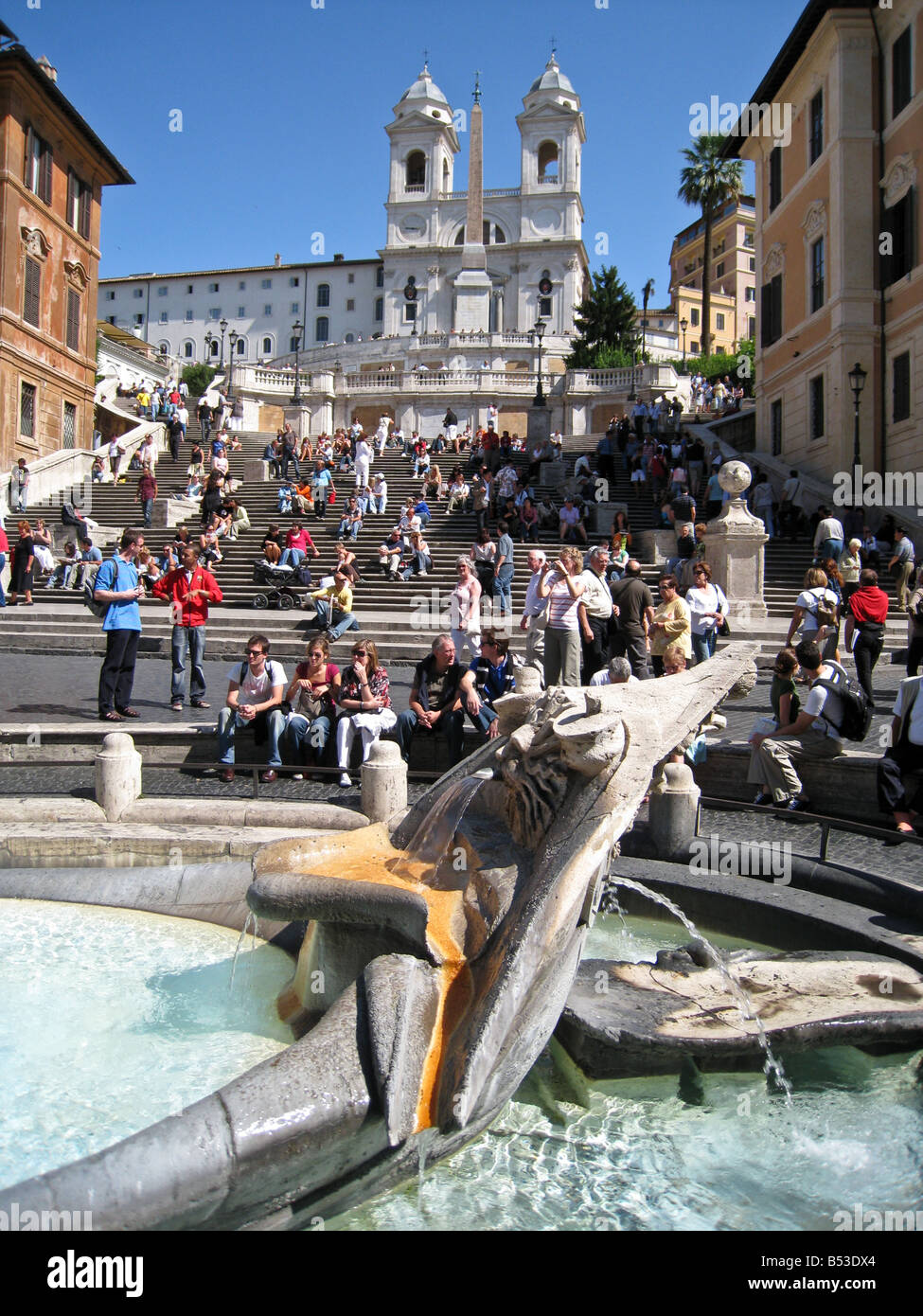 Fontana della Barcaccia und spanische Treppe am Piazza di Spagna Rom Italien Stockfoto