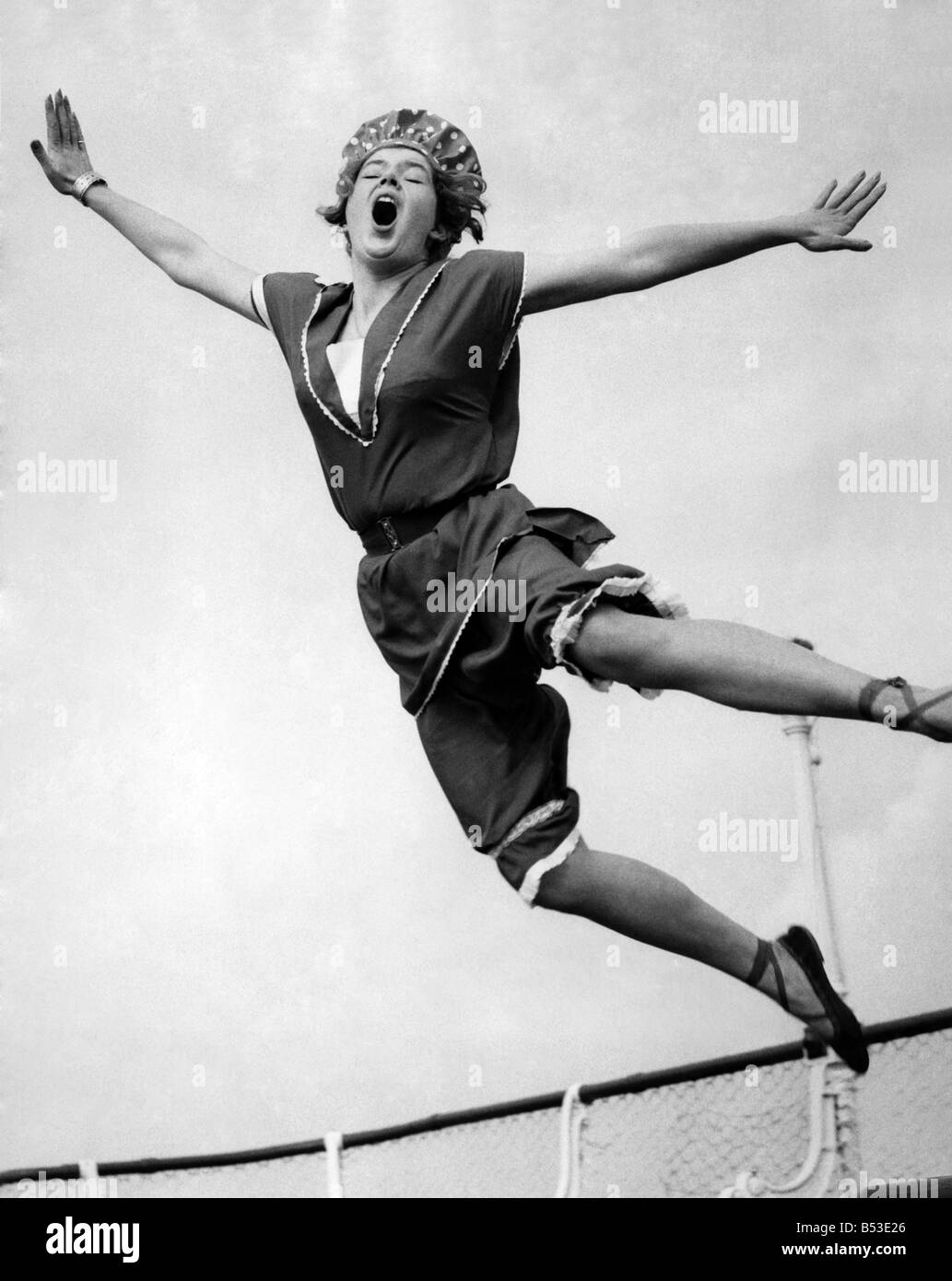 2.000 Menschen tanzt drei Jazz Bands auf der alten Mole, Birnbeck Insel Weston-super-Mare 'Weston Rock' im Rahmen der Bath Festival obwohl Tänzer im modernen Kleid stattfindet können zugelassen werden, Ziel ist es weiterhin das Thema Ende des 19. Jahrhunderts begann durch die wichtigsten Festival Fringe-Vent "Paris Soir 1890" der Woche vor. Die Veranstalter hoffen, dass so viele Menschen wie möglich in Baden, Kostüme und Strand Anzüge aus diesem Zeitraum auftauchen werden. Jean Richardson, mit 23 Jahren aus Bad, trägt einen Badeanzug 1890, wie sie hoch in die Luft springt. März 1963 P018123 Stockfoto