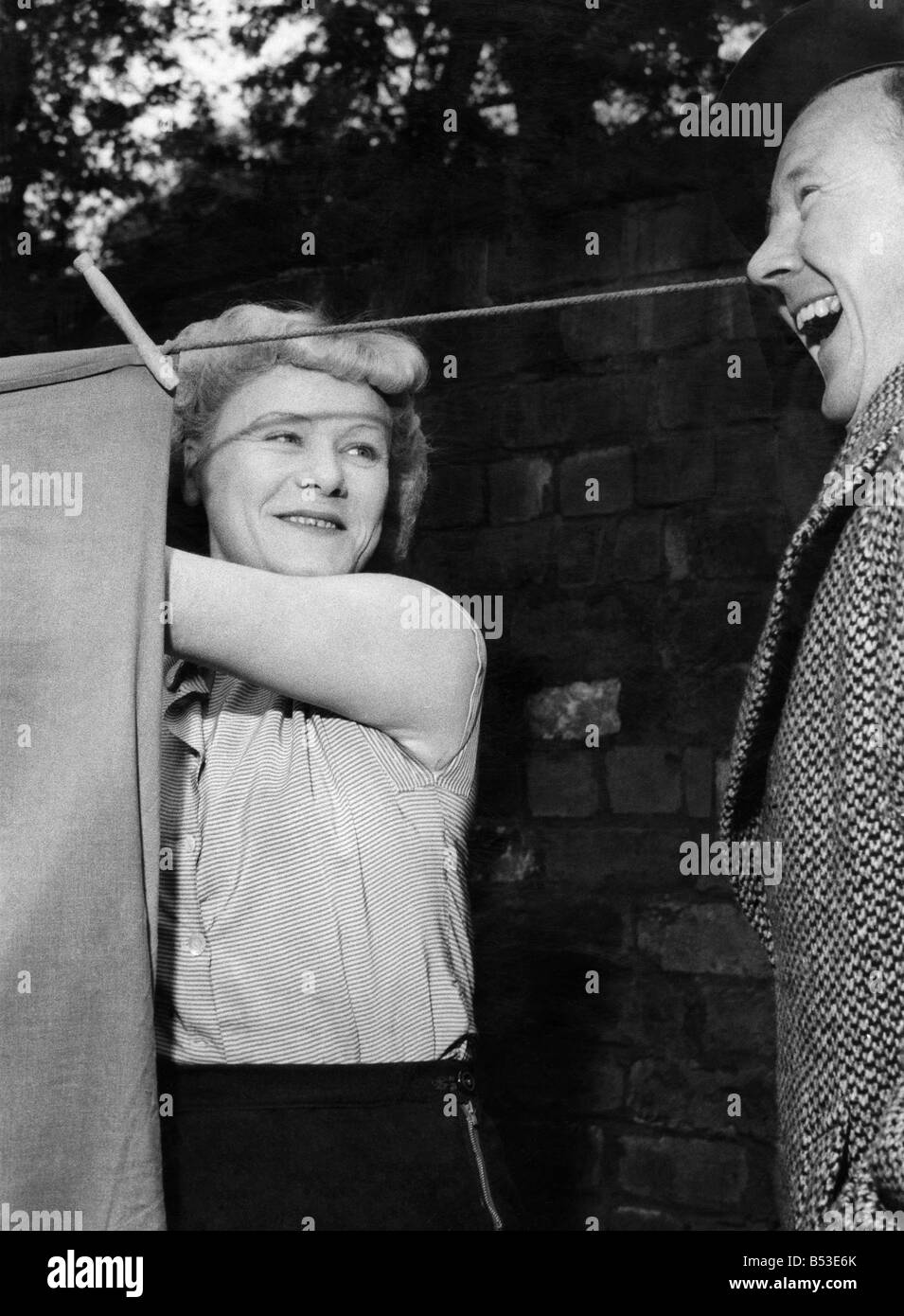 Ehefrau von einem Bergarbeiter Fernsehen Wäsche bei ihr zu Hause. &#13; &#10; Juli 1954 &#13; &#10; P018190 Stockfoto