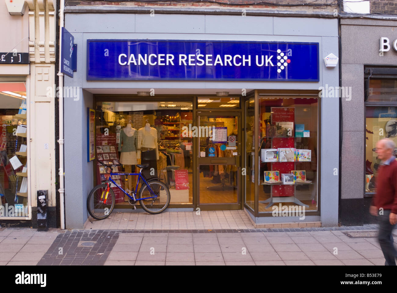 Cancer Research Uk Charity-Shop Verkauf von waren zugunsten der Wohltätigkeitsorganisation in Großbritannien Stockfoto