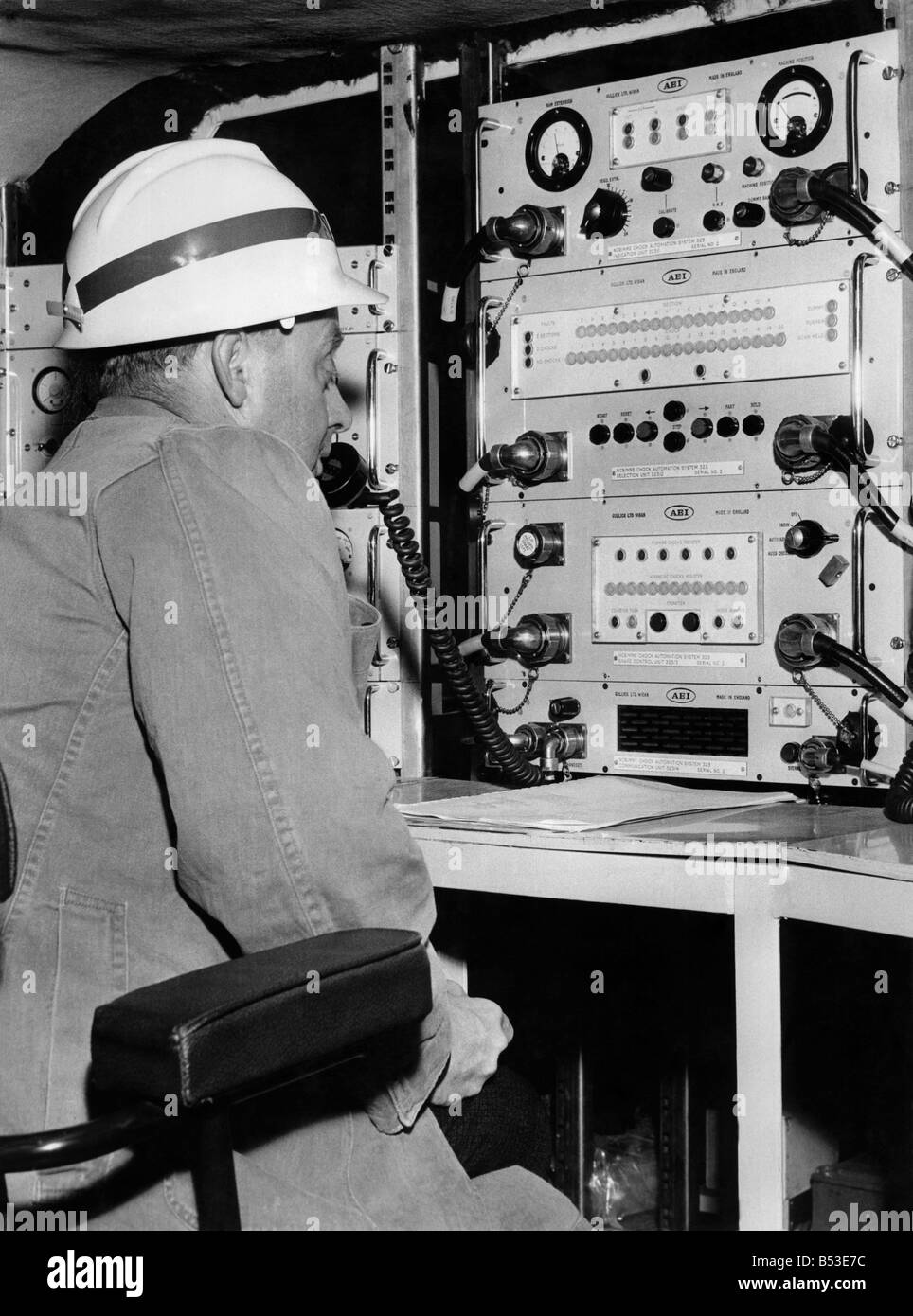Der Bergmann der Zukunft an den Schalthebeln der ROLF (Remote bedienen Strebausbau Gesicht) bei Bevercotes Colliery, Nottinghamshire; Juli 196 Stockfoto