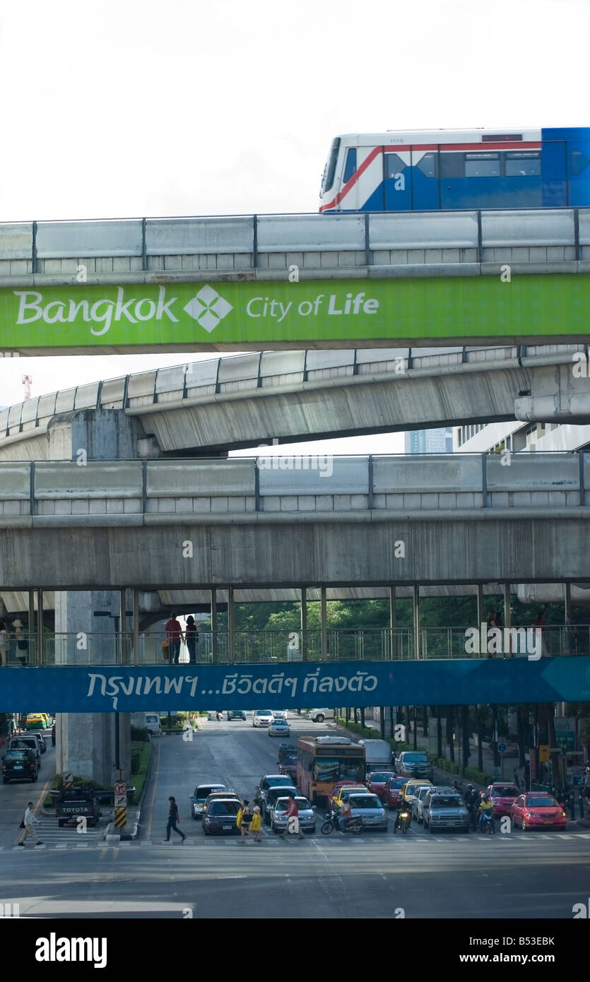 Bangkok-Verkehr auf vier Ebenen Stockfoto
