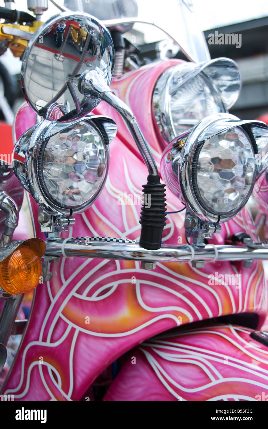 Detail der rosa Roller Yamaha Fino mit vielen Chrom-Scheinwerfer Stockfoto