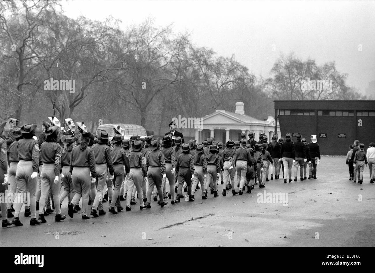 Die Pferd-Ranger des Vereins Commonwealth in Trafalgar Sqand vorgeführt wurden kontrolliert von Ex R.S.M. Ronald Britten spät von den Coldstream Guards. Die Parade der einige 150 Mädchen, die ihnen von der kompletten Band von der königlichen Marine Cadats sowie R.S.M Britten nach Whitehall Blei marschierten. Ein Kranz wurde auf die Cenopath gelegt. R.S.M Britten auf der Parade Ground von Wellington Barracks mit den Mädchen marschieren vorbei. Dezember 1969 Z11734-001 Stockfoto