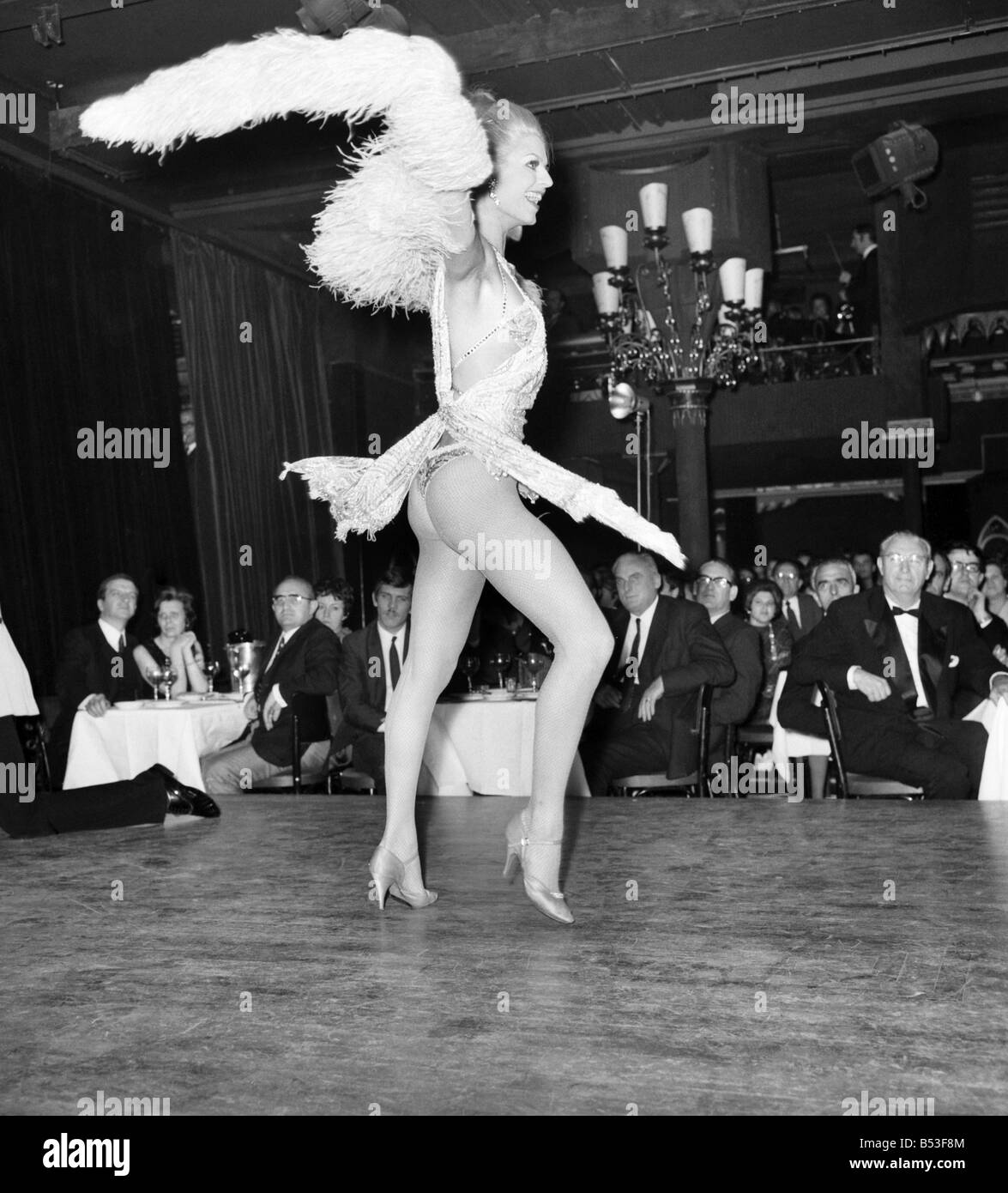 Paris-Lido-Funktion. Cabaret-Tänzerinnen führen Sie auf der Bühne in einem Nachtclub in Pans, Frankreich. Dezember 1969 Z11741 Stockfoto