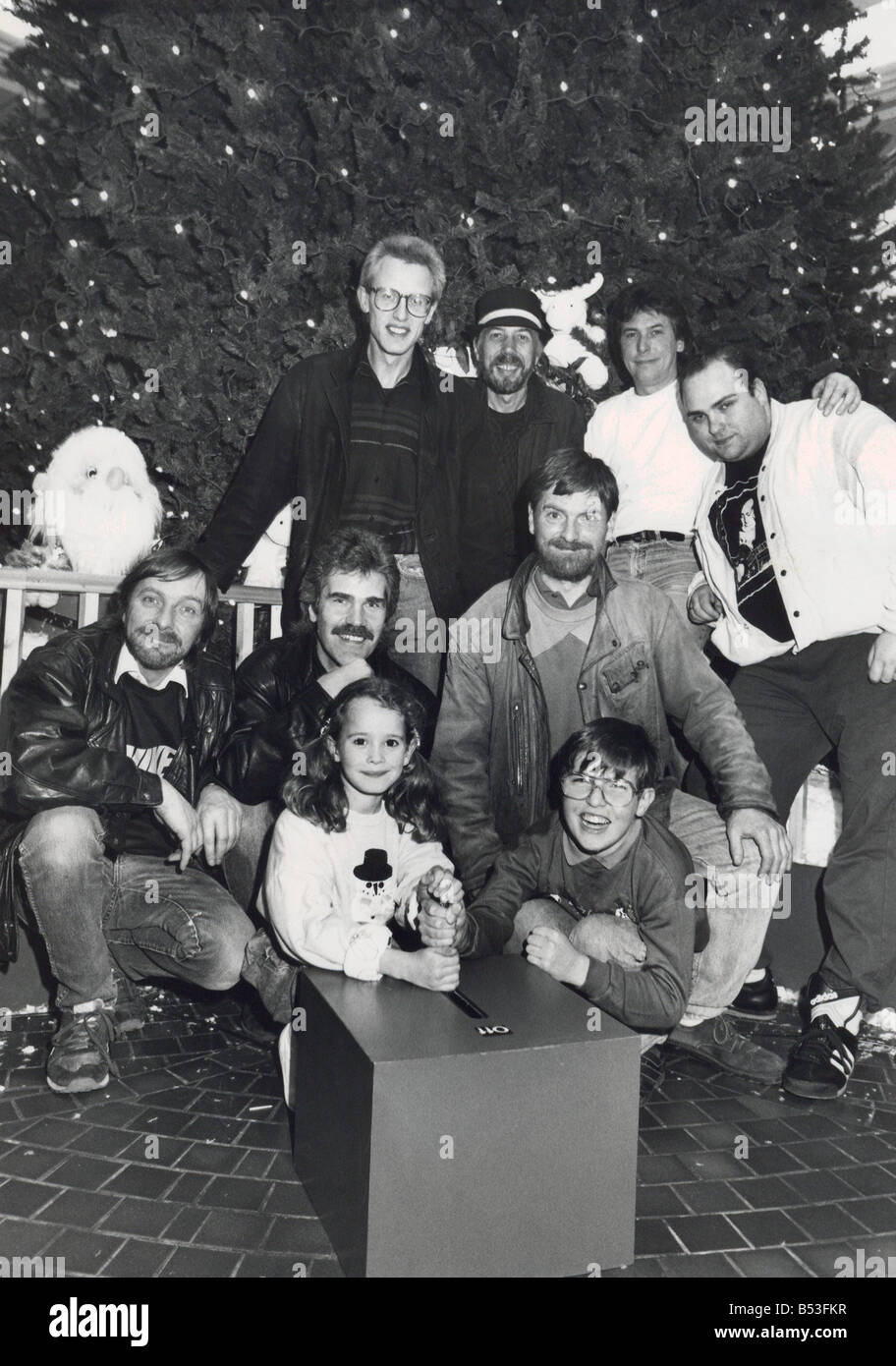 Die Weihnachtsbeleuchtung sind in Gateshead s MetroCentre von Sarah Bullock 7 und Mark Strand 12 mit Hilfe von Nord-Ost-pop-Gruppe Lindisfarne 14 11 89 eingeschaltet Stockfoto