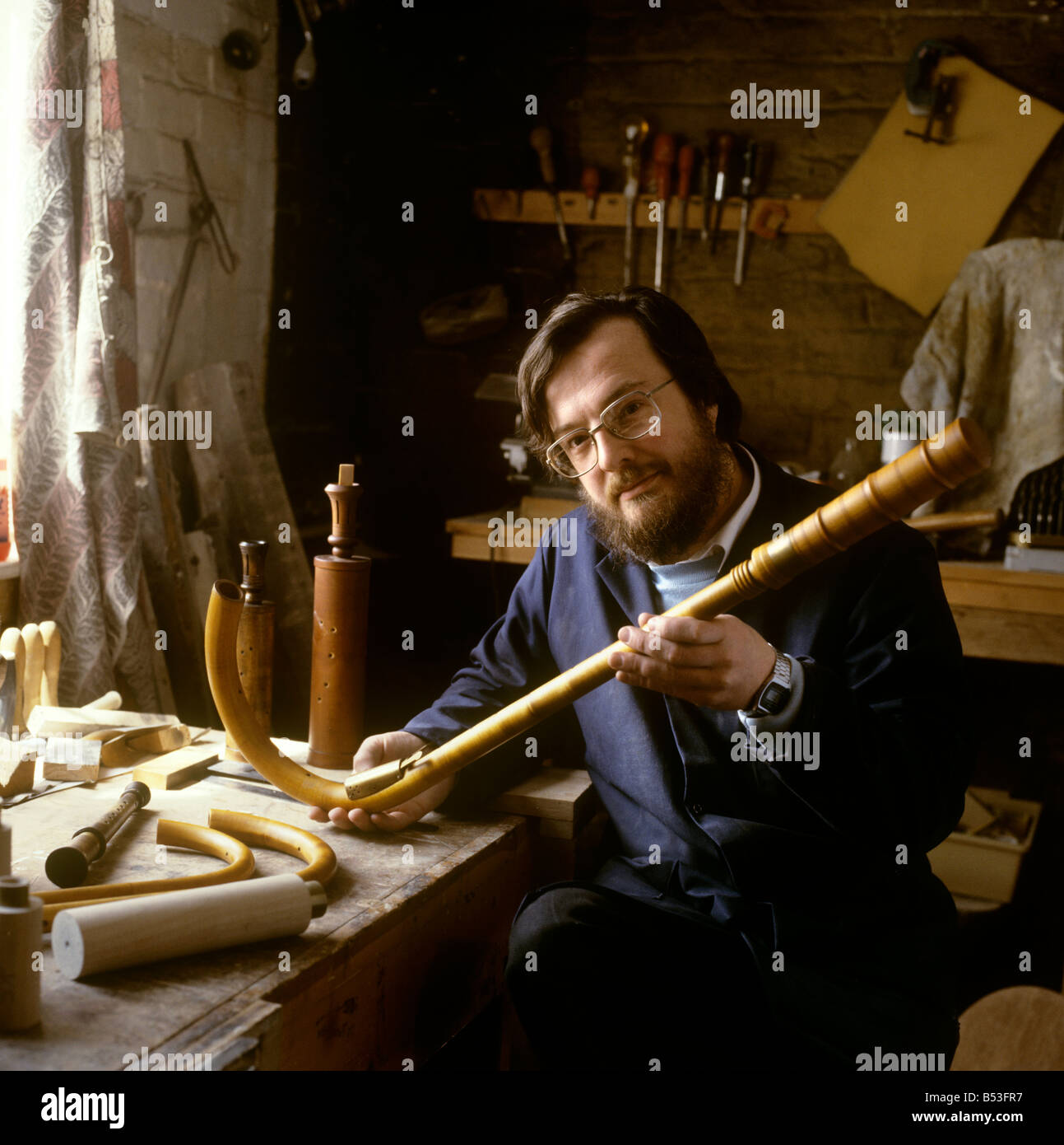 Handwerk-Greg Lewin-Hersteller von frühen Musikinstrumente mit Krummhorn und Schläger Stockfoto