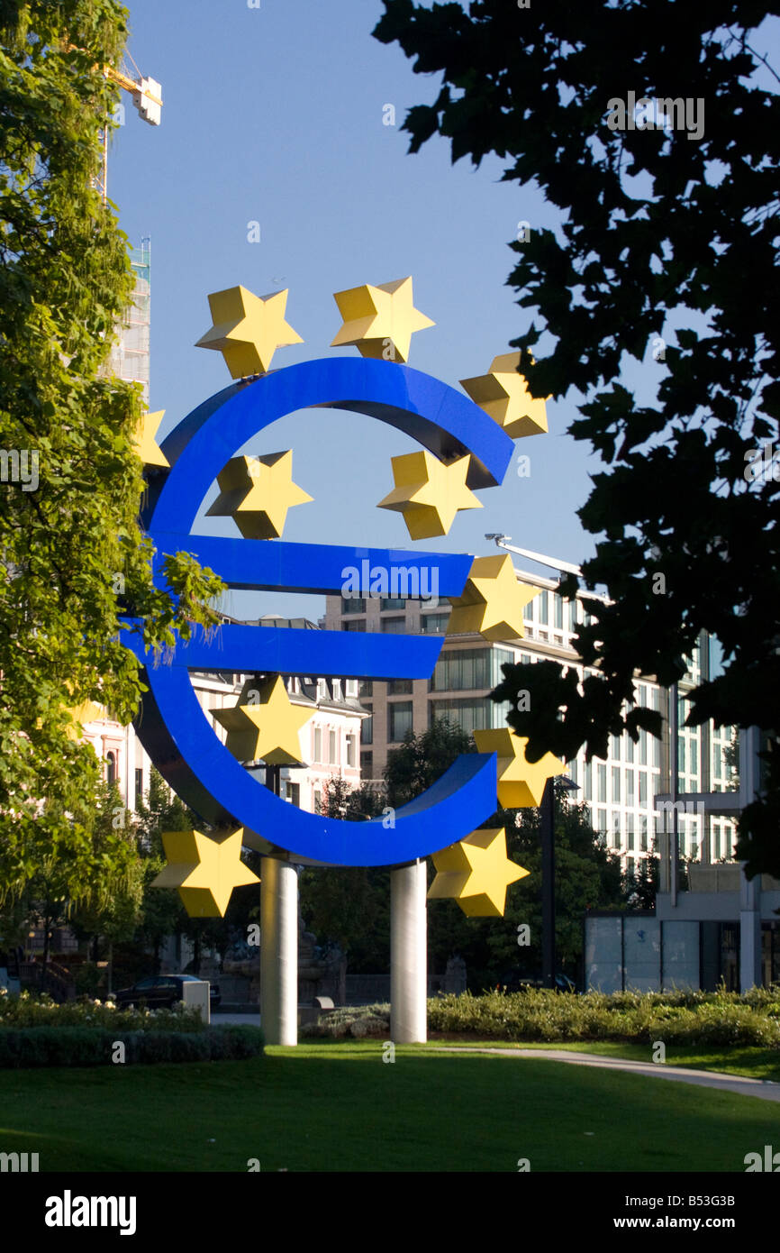Statue mit euro symbol -Fotos und -Bildmaterial in hoher Auflösung – Alamy