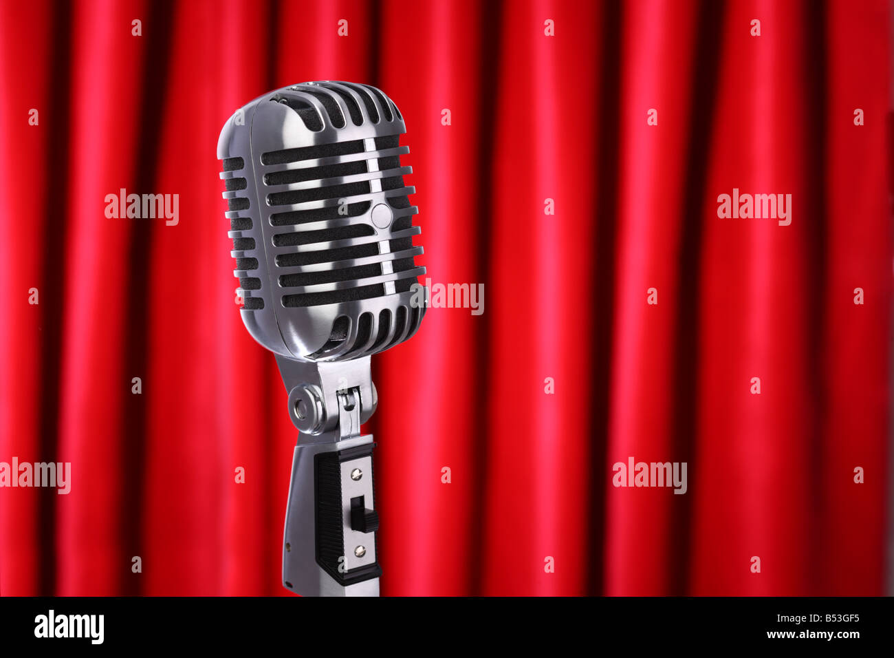 Classic Retro-Mikrofon mit roten Vorhang Hintergrund Stockfoto