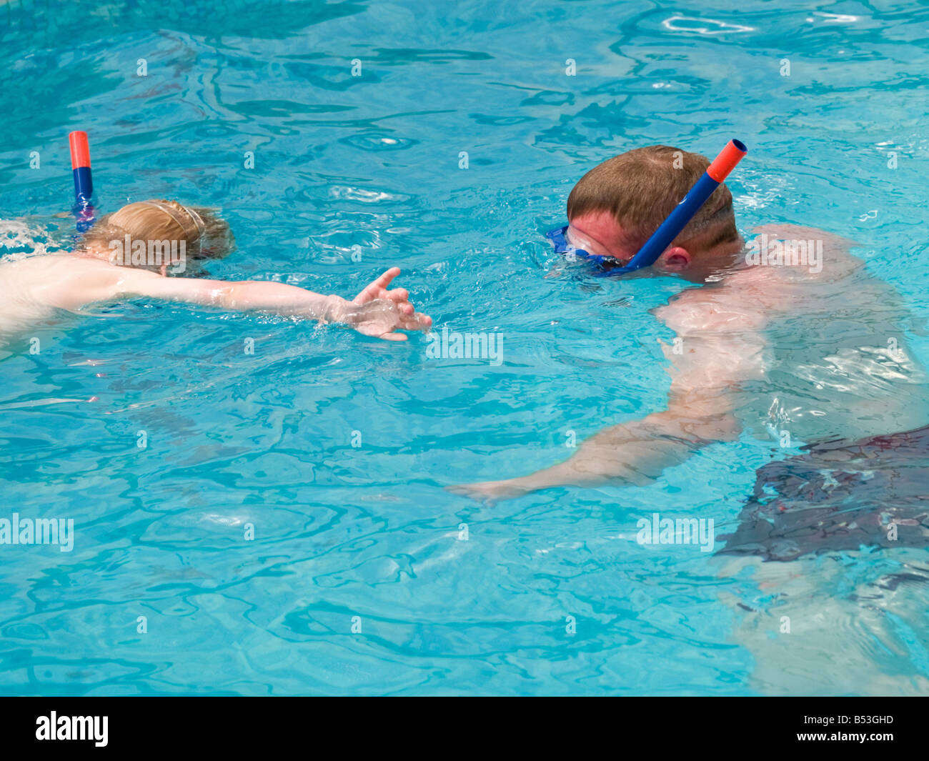 Vater & Sohn Schnorcheln Stockfoto