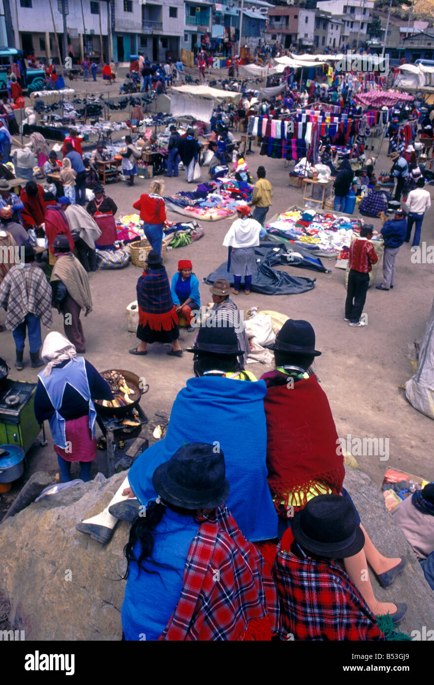 Ecuadorianer Person neue und gebrauchte Kleidung Lieferanten am Markttag Zumbahua Cotopaxi Provinz Ecuador Südamerika Stockfoto