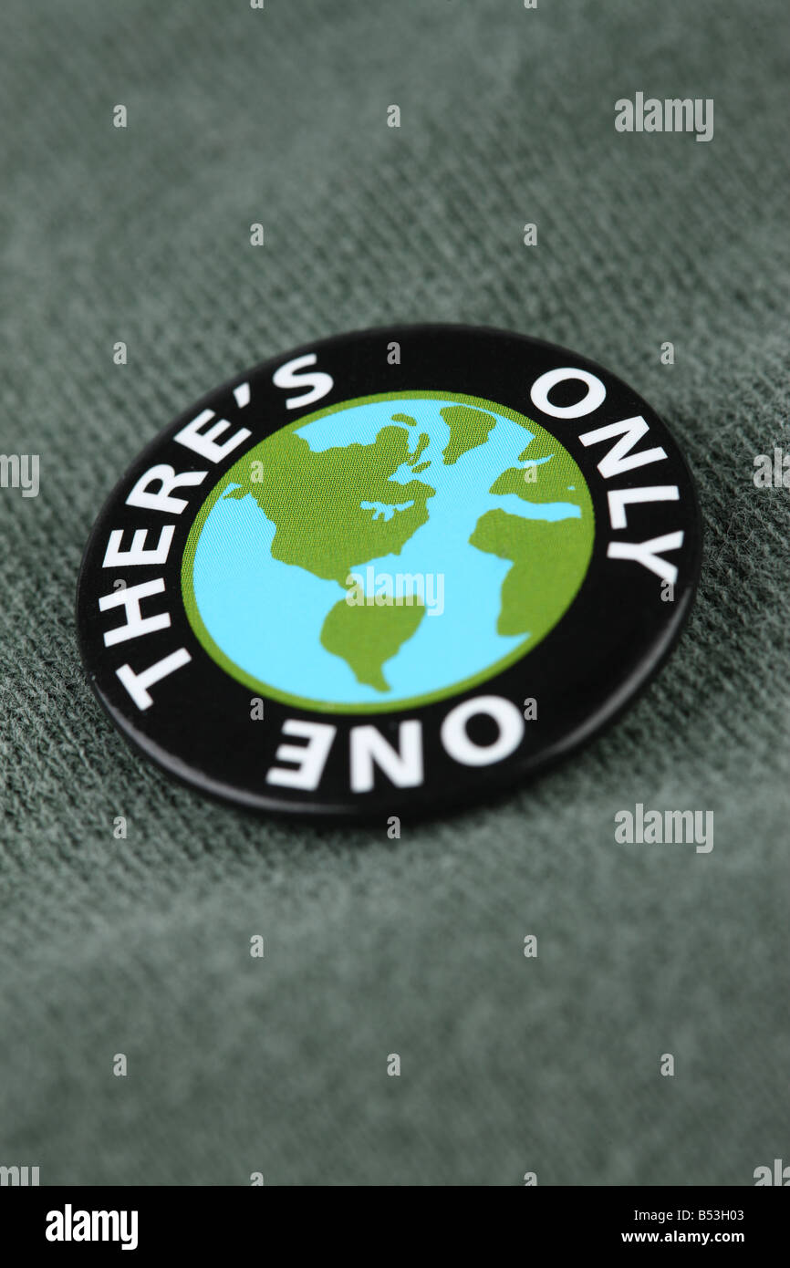 Nahaufnahme des Planeten Erde Pin auf Hemd Stockfoto